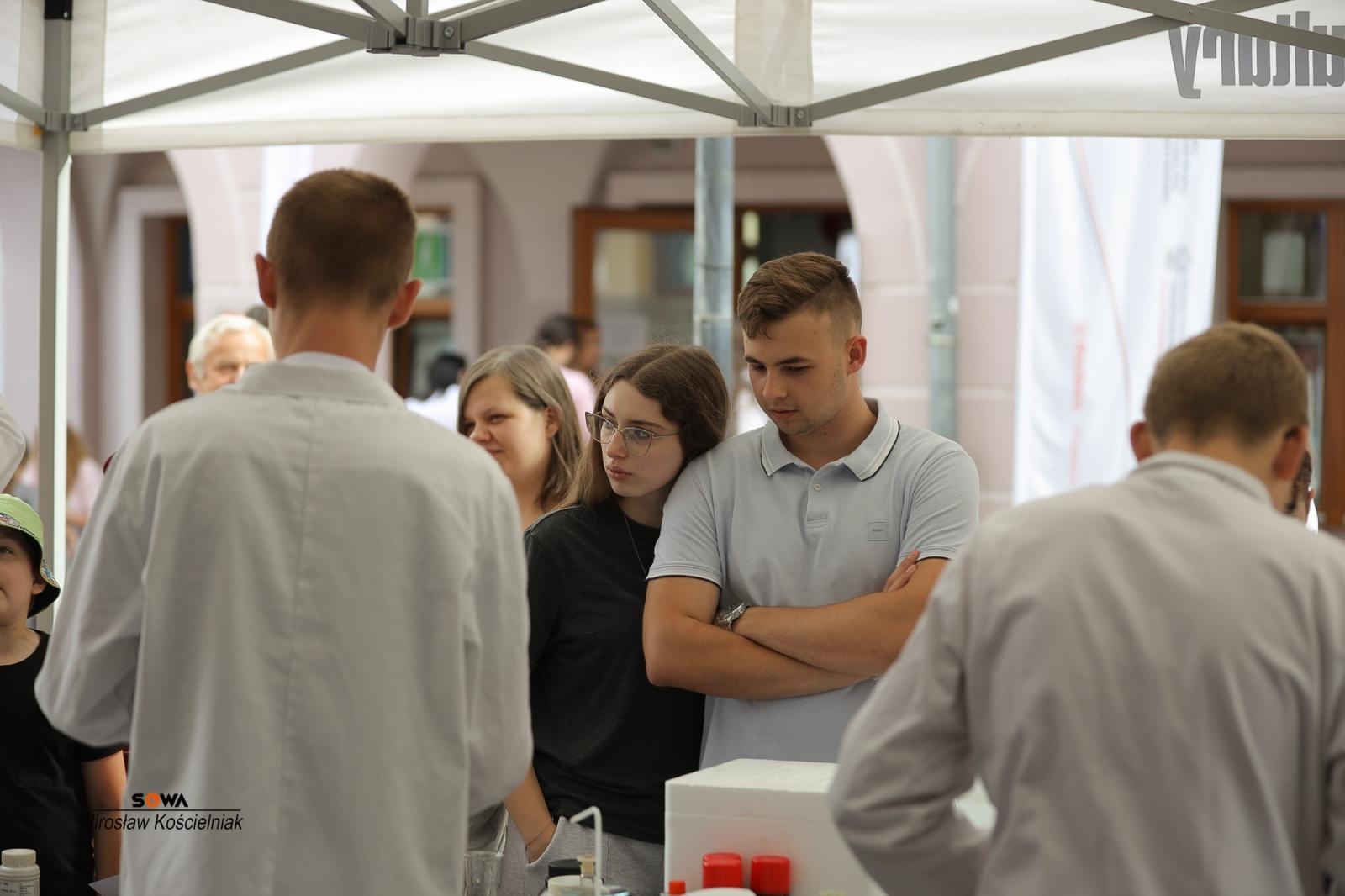 Zdjęcie w galerii na portalu naszraciborz.pl: Magia nauki na ulicy Długiej. IV Festiwal Odkrywców zachwycił Racibórz wiadomości z regionu