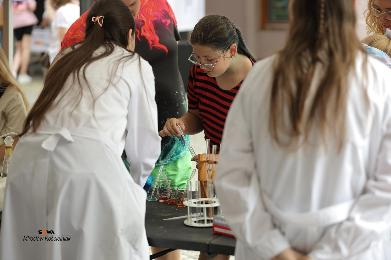 Zdjęcie w galerii na portalu naszraciborz.pl: Magia nauki na ulicy Długiej. IV Festiwal Odkrywców zachwycił Racibórz wiadomości z regionu