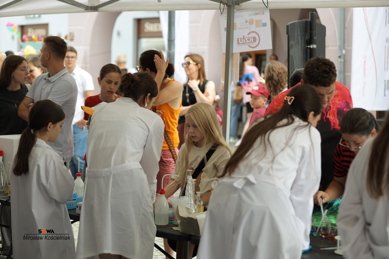 Zdjęcie w galerii na portalu naszraciborz.pl: Magia nauki na ulicy Długiej. IV Festiwal Odkrywców zachwycił Racibórz wiadomości z regionu