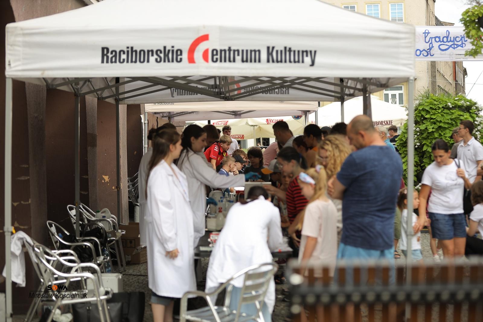 Zdjęcie w galerii na portalu naszraciborz.pl: Magia nauki na ulicy Długiej. IV Festiwal Odkrywców zachwycił Racibórz wiadomości z regionu