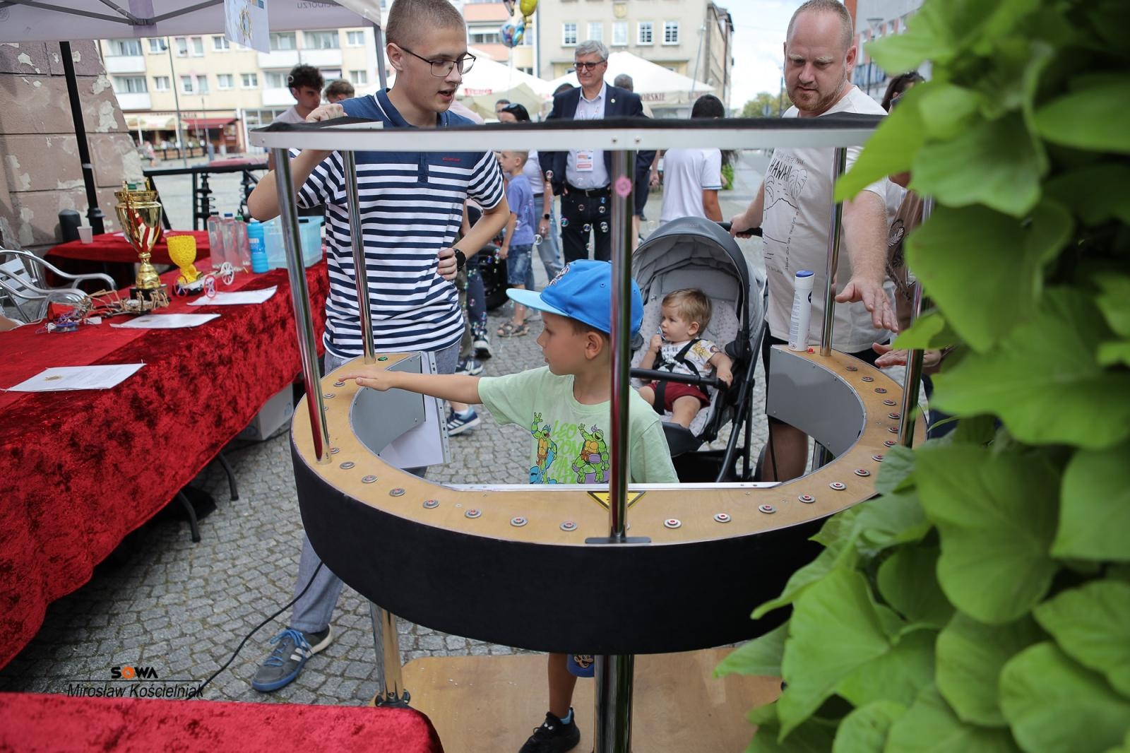 Zdjęcie w galerii na portalu naszraciborz.pl: Magia nauki na ulicy Długiej. IV Festiwal Odkrywców zachwycił Racibórz wiadomości z regionu