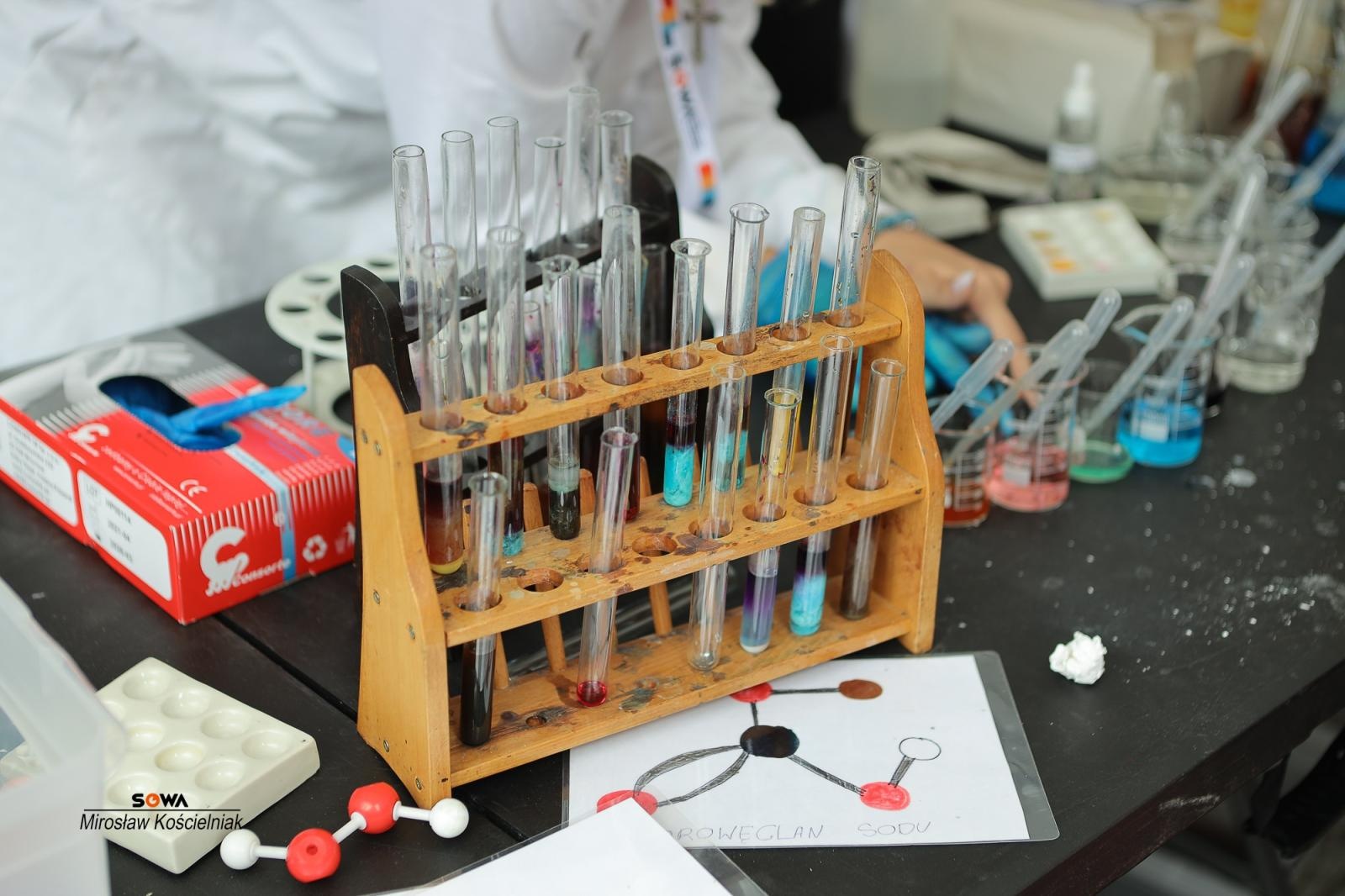 Zdjęcie w galerii na portalu naszraciborz.pl: Magia nauki na ulicy Długiej. IV Festiwal Odkrywców zachwycił Racibórz wiadomości z regionu