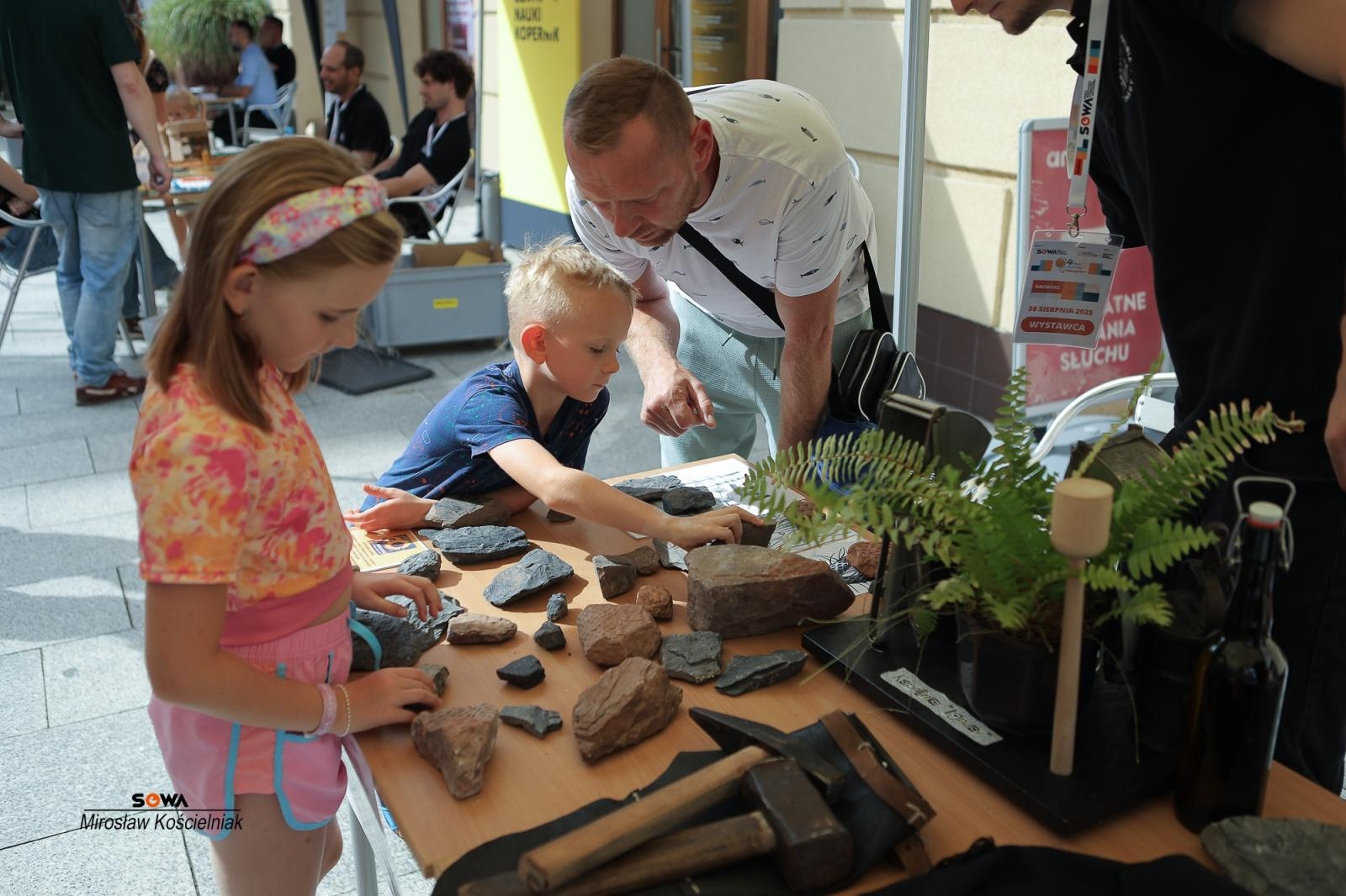 Zdjęcie w galerii na portalu naszraciborz.pl: Magia nauki na ulicy Długiej. IV Festiwal Odkrywców zachwycił Racibórz wiadomości z regionu