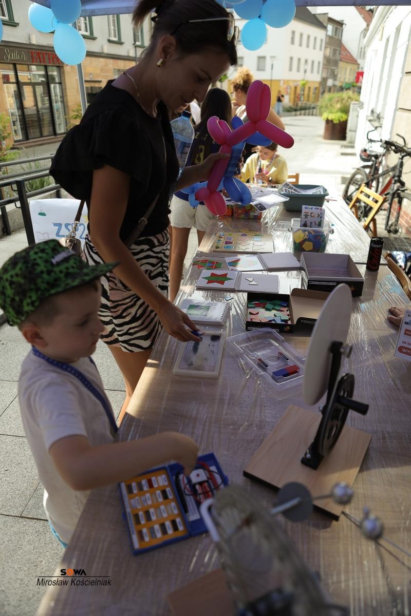 Zdjęcie w galerii na portalu naszraciborz.pl: Magia nauki na ulicy Długiej. IV Festiwal Odkrywców zachwycił Racibórz wiadomości z regionu