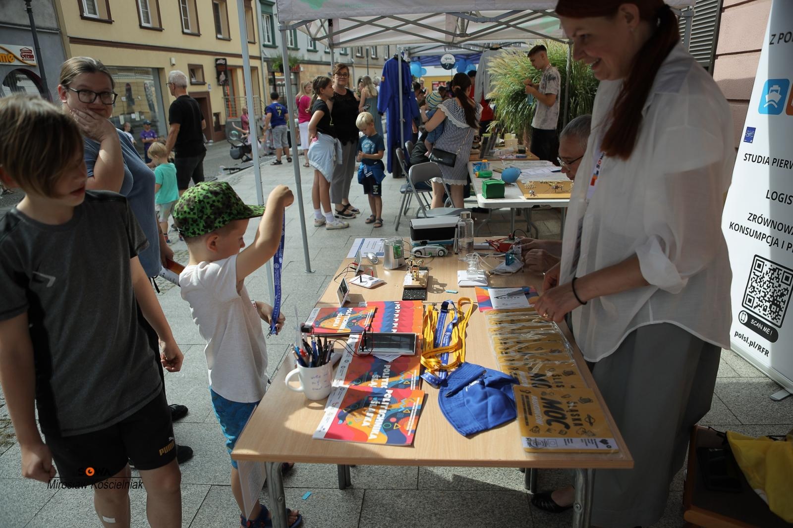 Zdjęcie w galerii na portalu naszraciborz.pl: Magia nauki na ulicy Długiej. IV Festiwal Odkrywców zachwycił Racibórz wiadomości z regionu