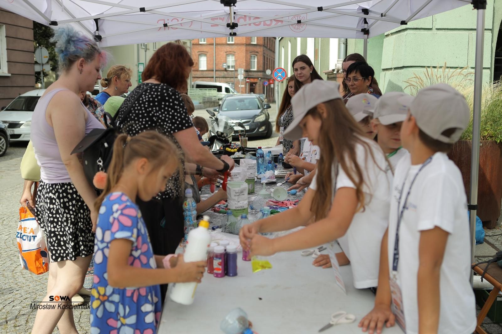Zdjęcie w galerii na portalu naszraciborz.pl: Magia nauki na ulicy Długiej. IV Festiwal Odkrywców zachwycił Racibórz wiadomości z regionu