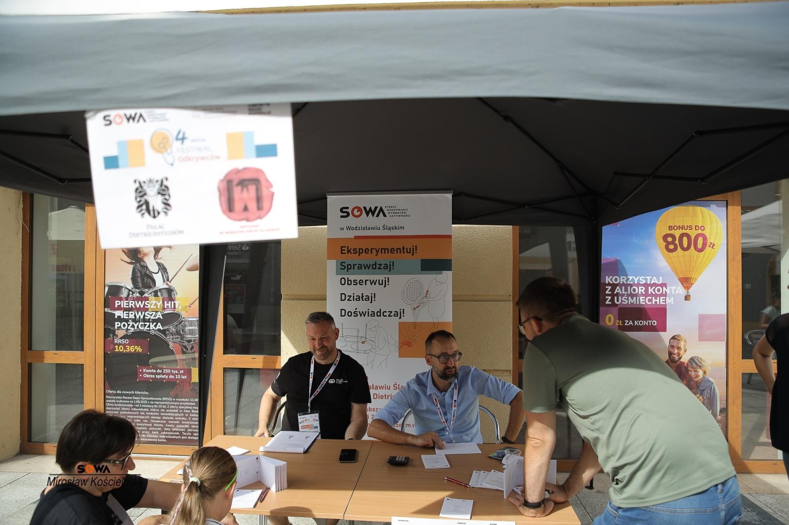 Zdjęcie w galerii na portalu naszraciborz.pl: Magia nauki na ulicy Długiej. IV Festiwal Odkrywców zachwycił Racibórz wiadomości z regionu