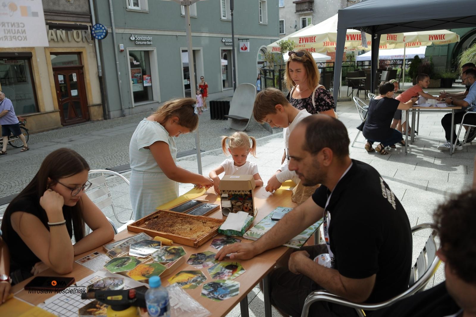 Zdjęcie w galerii na portalu naszraciborz.pl: Magia nauki na ulicy Długiej. IV Festiwal Odkrywców zachwycił Racibórz wiadomości z regionu