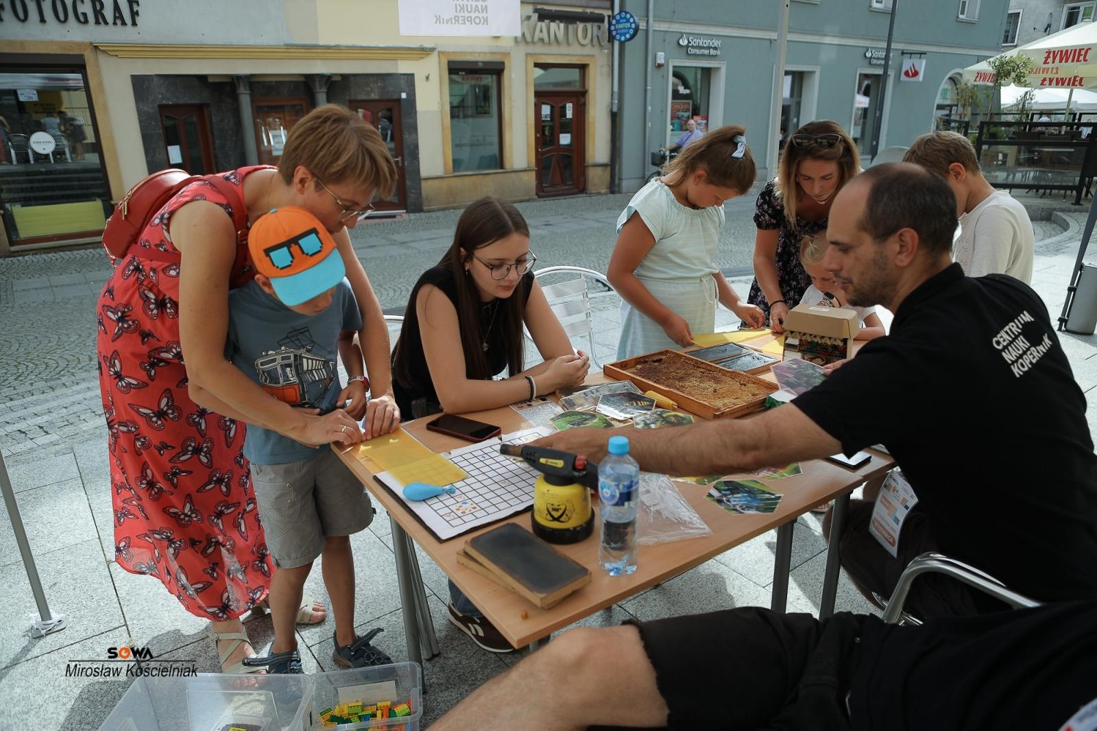 Zdjęcie w galerii na portalu naszraciborz.pl: Magia nauki na ulicy Długiej. IV Festiwal Odkrywców zachwycił Racibórz wiadomości z regionu