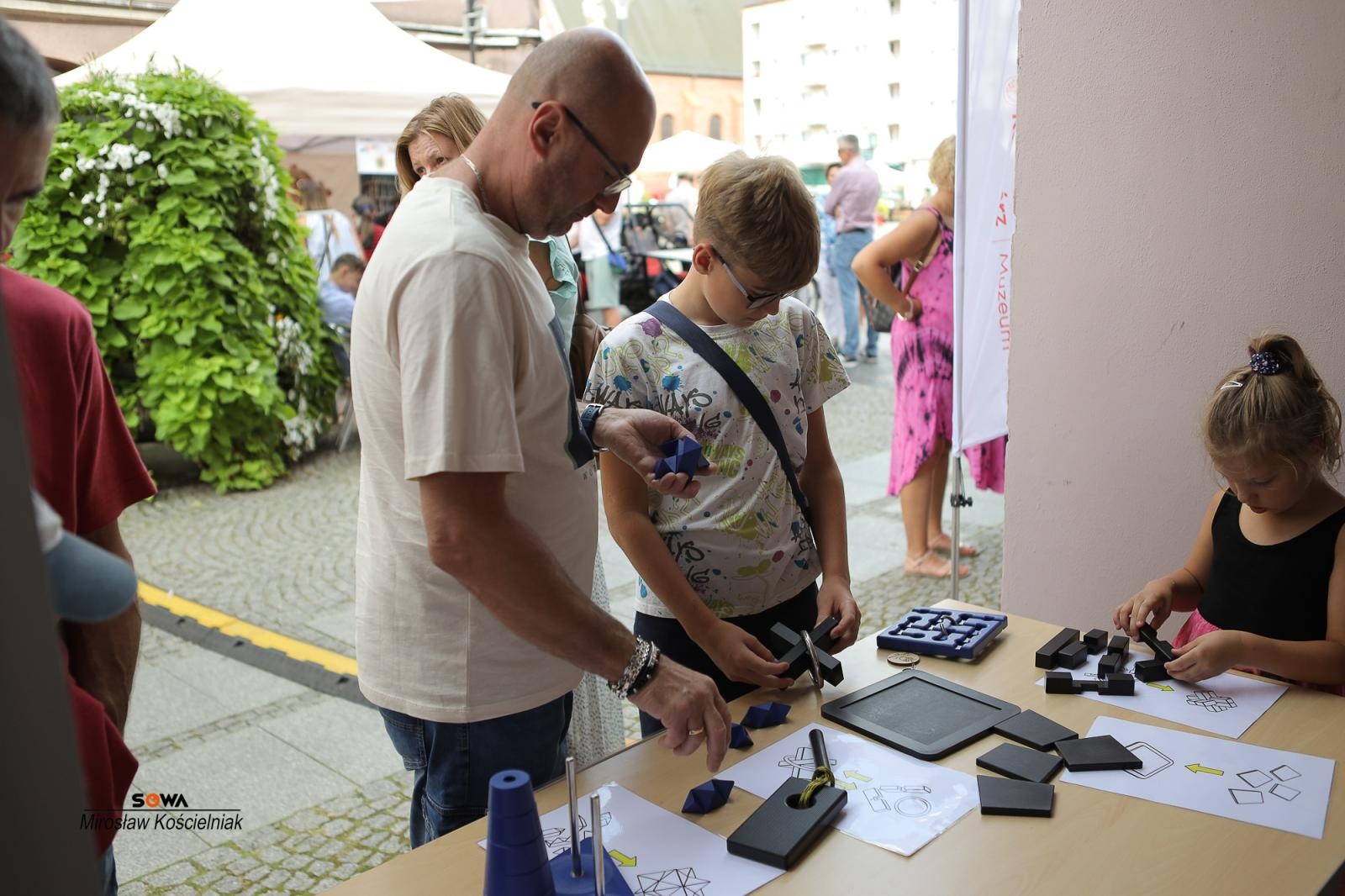 Zdjęcie w galerii na portalu naszraciborz.pl: Magia nauki na ulicy Długiej. IV Festiwal Odkrywców zachwycił Racibórz wiadomości z regionu