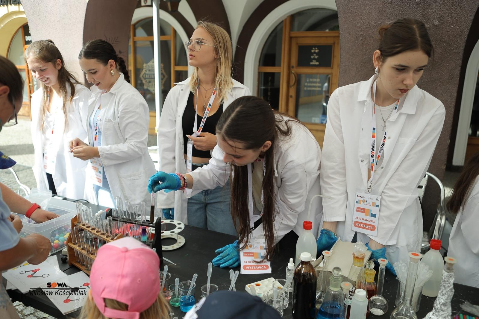 Zdjęcie w galerii na portalu naszraciborz.pl: Magia nauki na ulicy Długiej. IV Festiwal Odkrywców zachwycił Racibórz wiadomości z regionu