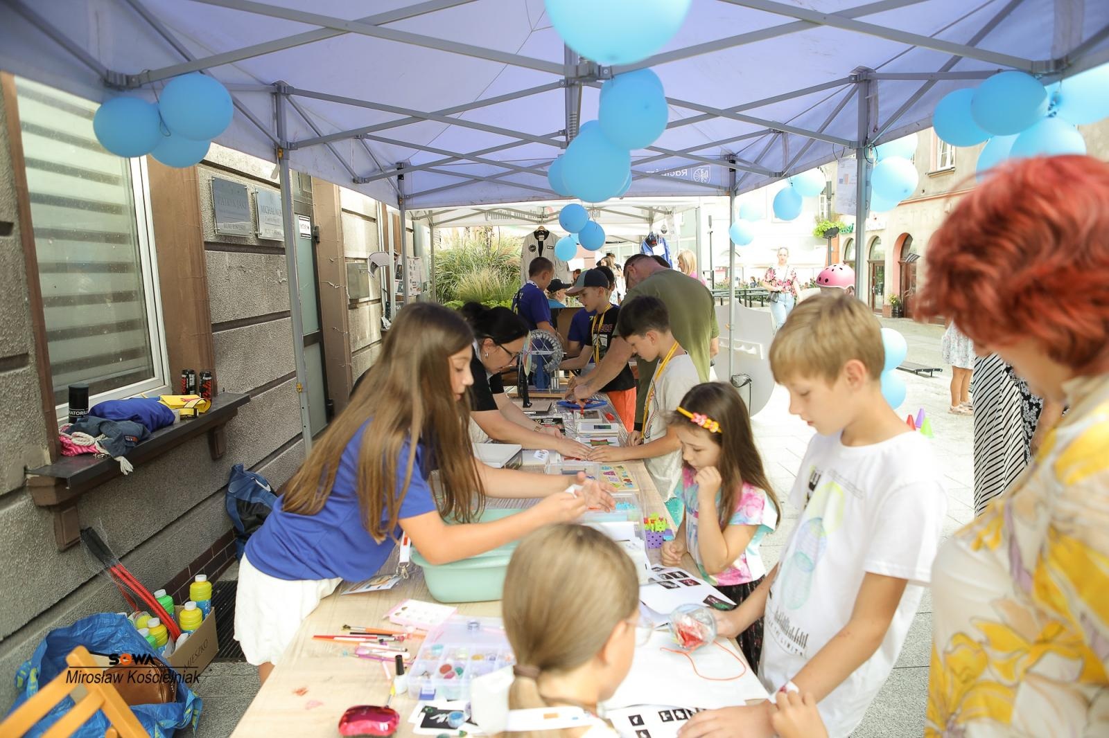 Zdjęcie w galerii na portalu naszraciborz.pl: Magia nauki na ulicy Długiej. IV Festiwal Odkrywców zachwycił Racibórz wiadomości z regionu