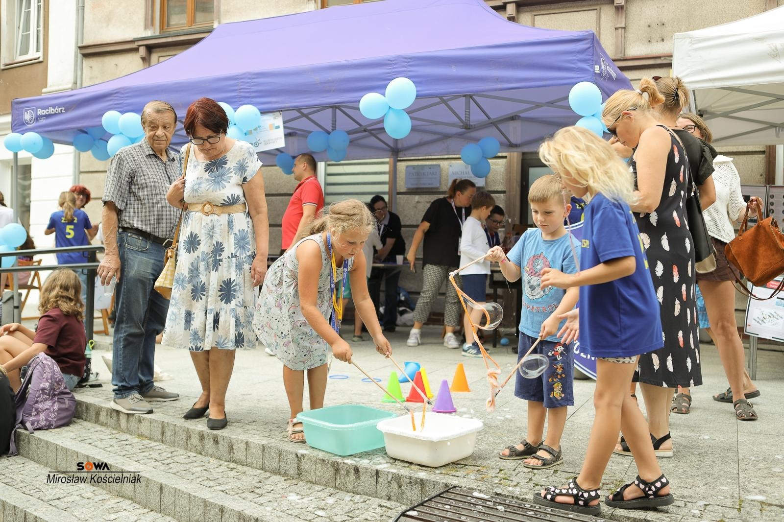 Zdjęcie w galerii na portalu naszraciborz.pl: Magia nauki na ulicy Długiej. IV Festiwal Odkrywców zachwycił Racibórz wiadomości z regionu