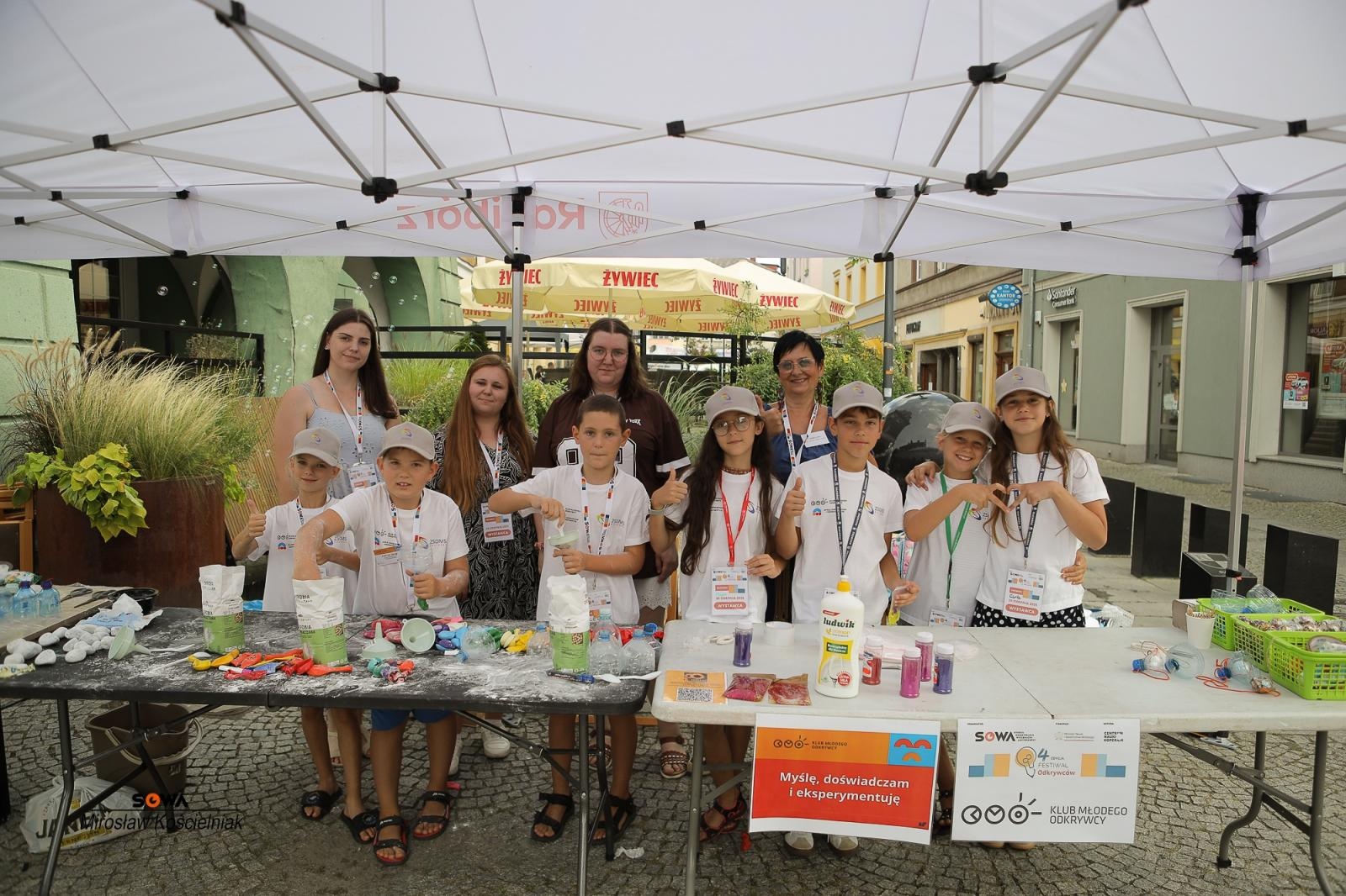 Zdjęcie w galerii na portalu naszraciborz.pl: Magia nauki na ulicy Długiej. IV Festiwal Odkrywców zachwycił Racibórz wiadomości z regionu