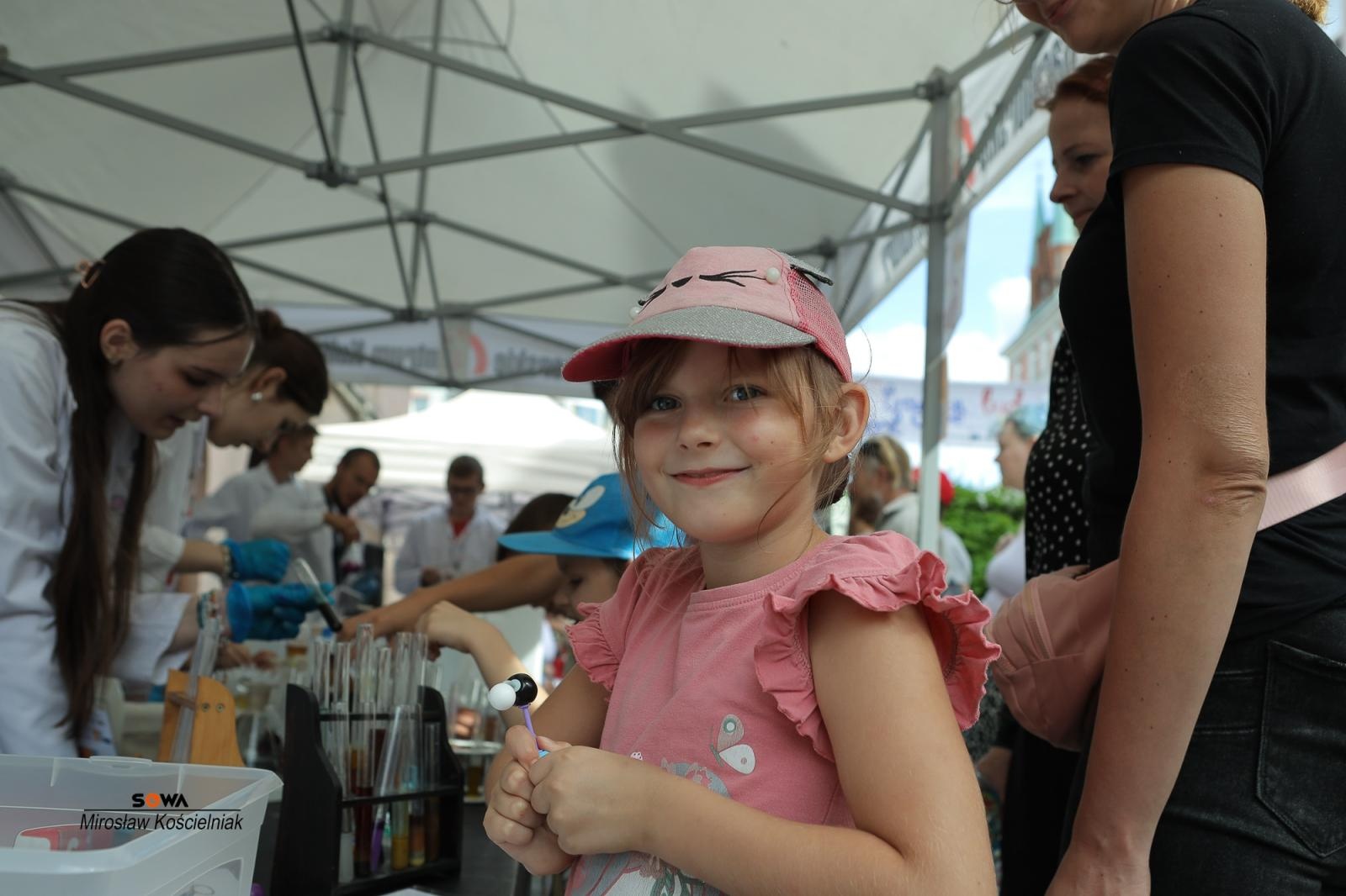 Zdjęcie w galerii na portalu naszraciborz.pl: Magia nauki na ulicy Długiej. IV Festiwal Odkrywców zachwycił Racibórz wiadomości z regionu