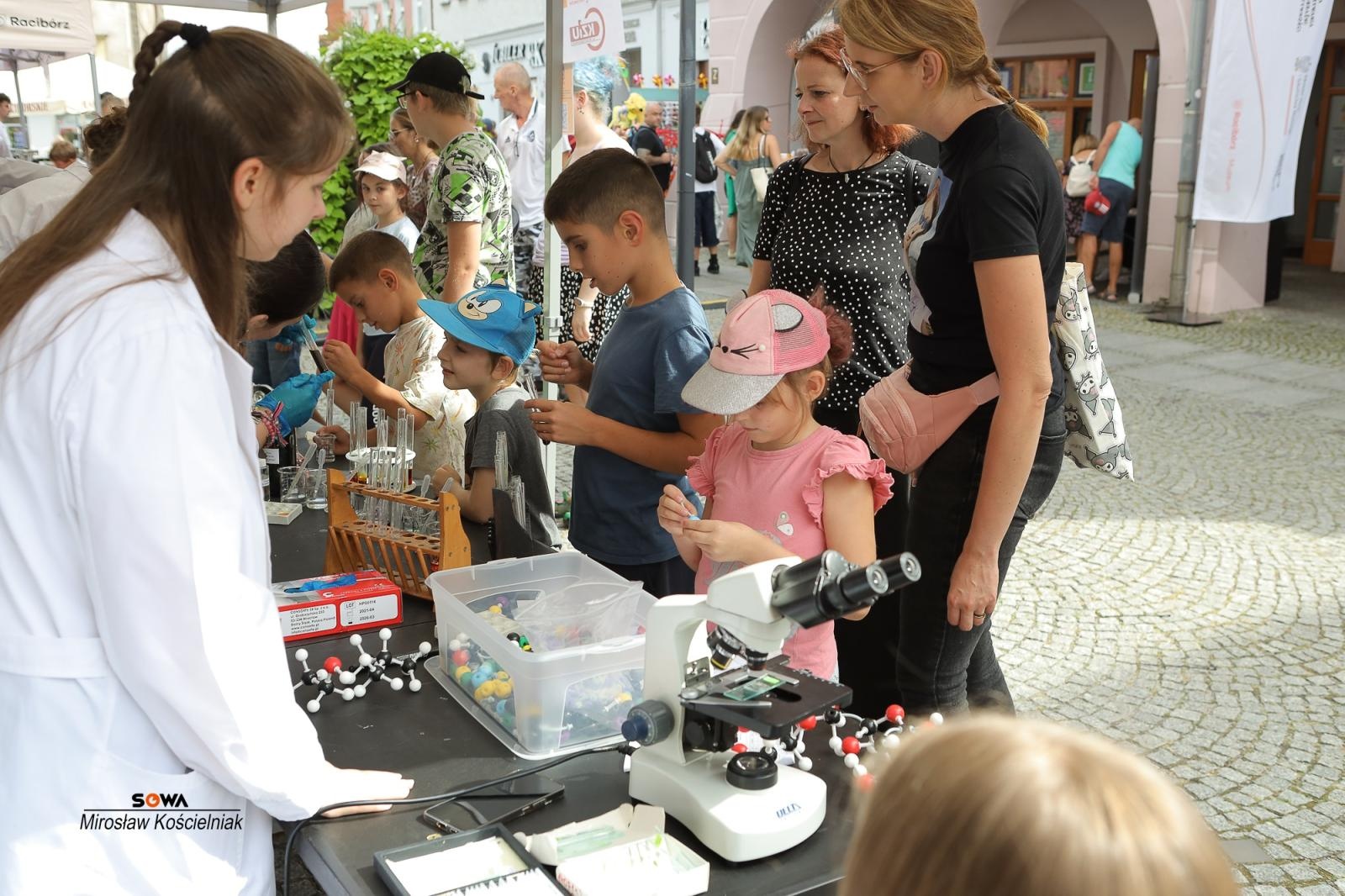 Zdjęcie w galerii na portalu naszraciborz.pl: Magia nauki na ulicy Długiej. IV Festiwal Odkrywców zachwycił Racibórz wiadomości z regionu