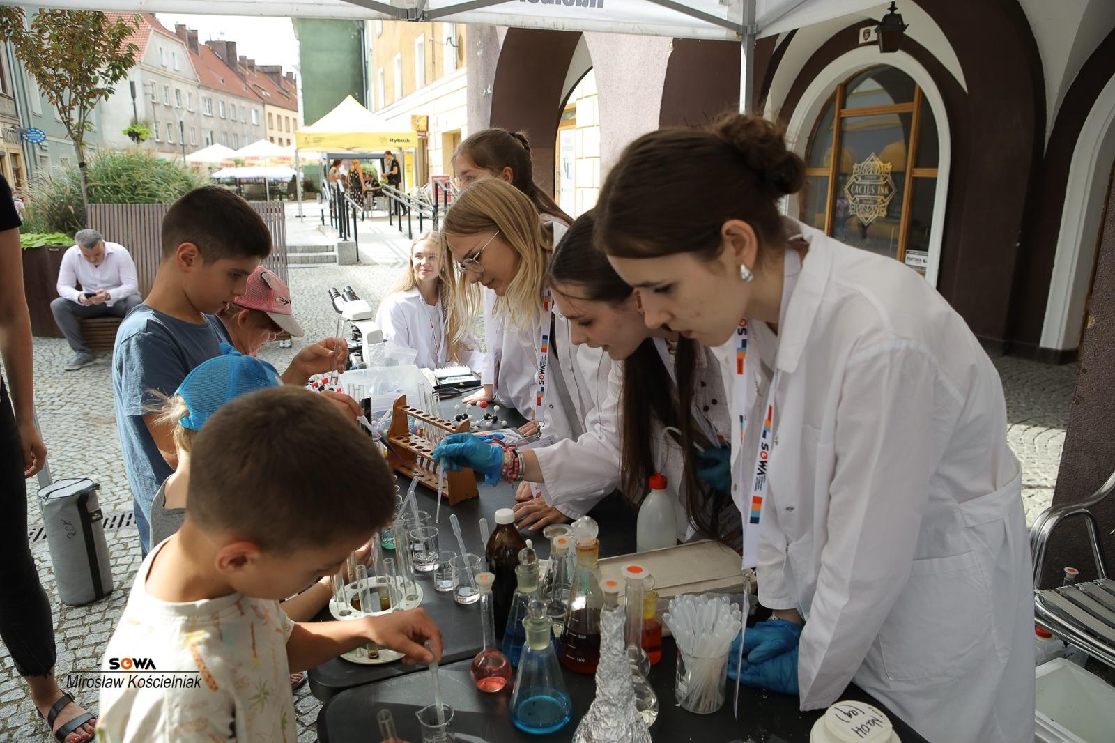 Zdjęcie w galerii na portalu naszraciborz.pl: Magia nauki na ulicy Długiej. IV Festiwal Odkrywców zachwycił Racibórz wiadomości z regionu