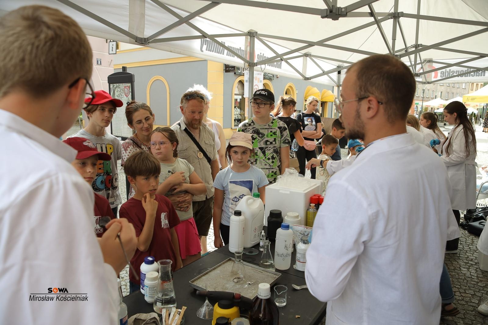 Zdjęcie w galerii na portalu naszraciborz.pl: Magia nauki na ulicy Długiej. IV Festiwal Odkrywców zachwycił Racibórz wiadomości z regionu