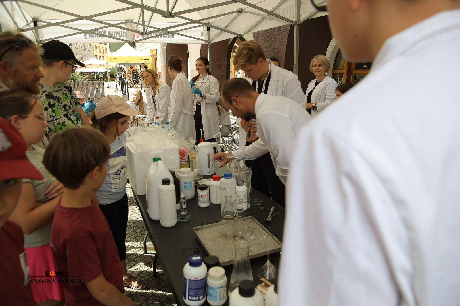 Zdjęcie w galerii na portalu naszraciborz.pl: Magia nauki na ulicy Długiej. IV Festiwal Odkrywców zachwycił Racibórz wiadomości z regionu
