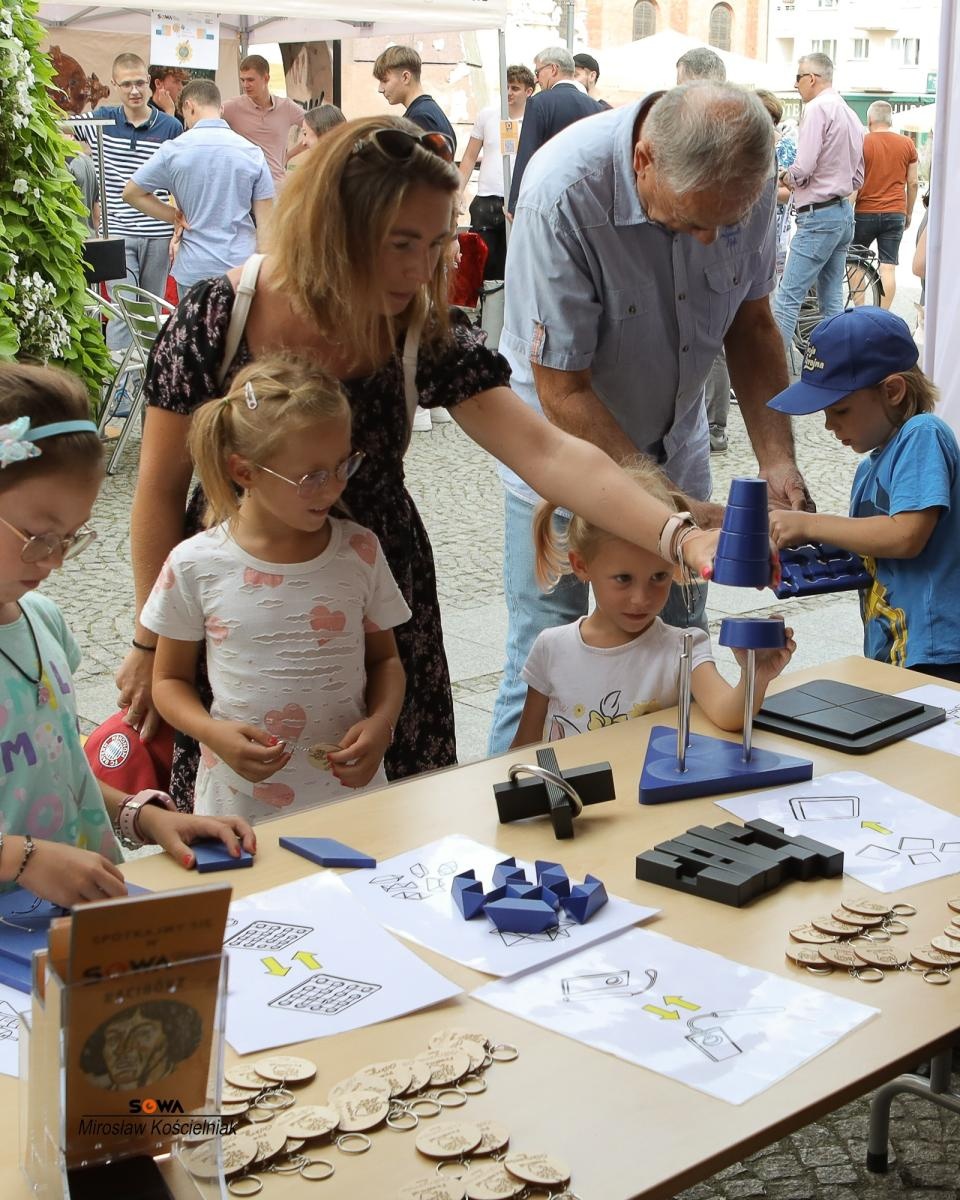 Zdjęcie w galerii na portalu naszraciborz.pl: Magia nauki na ulicy Długiej. IV Festiwal Odkrywców zachwycił Racibórz wiadomości z regionu