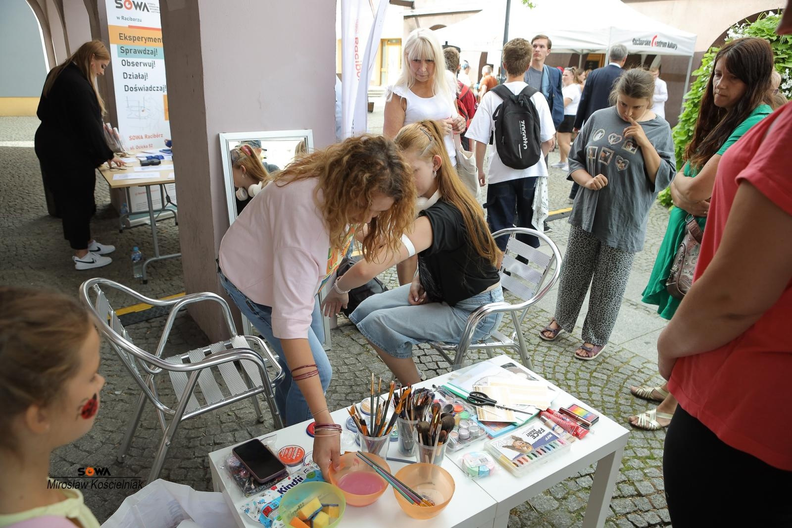 Zdjęcie w galerii na portalu naszraciborz.pl: Magia nauki na ulicy Długiej. IV Festiwal Odkrywców zachwycił Racibórz wiadomości z regionu