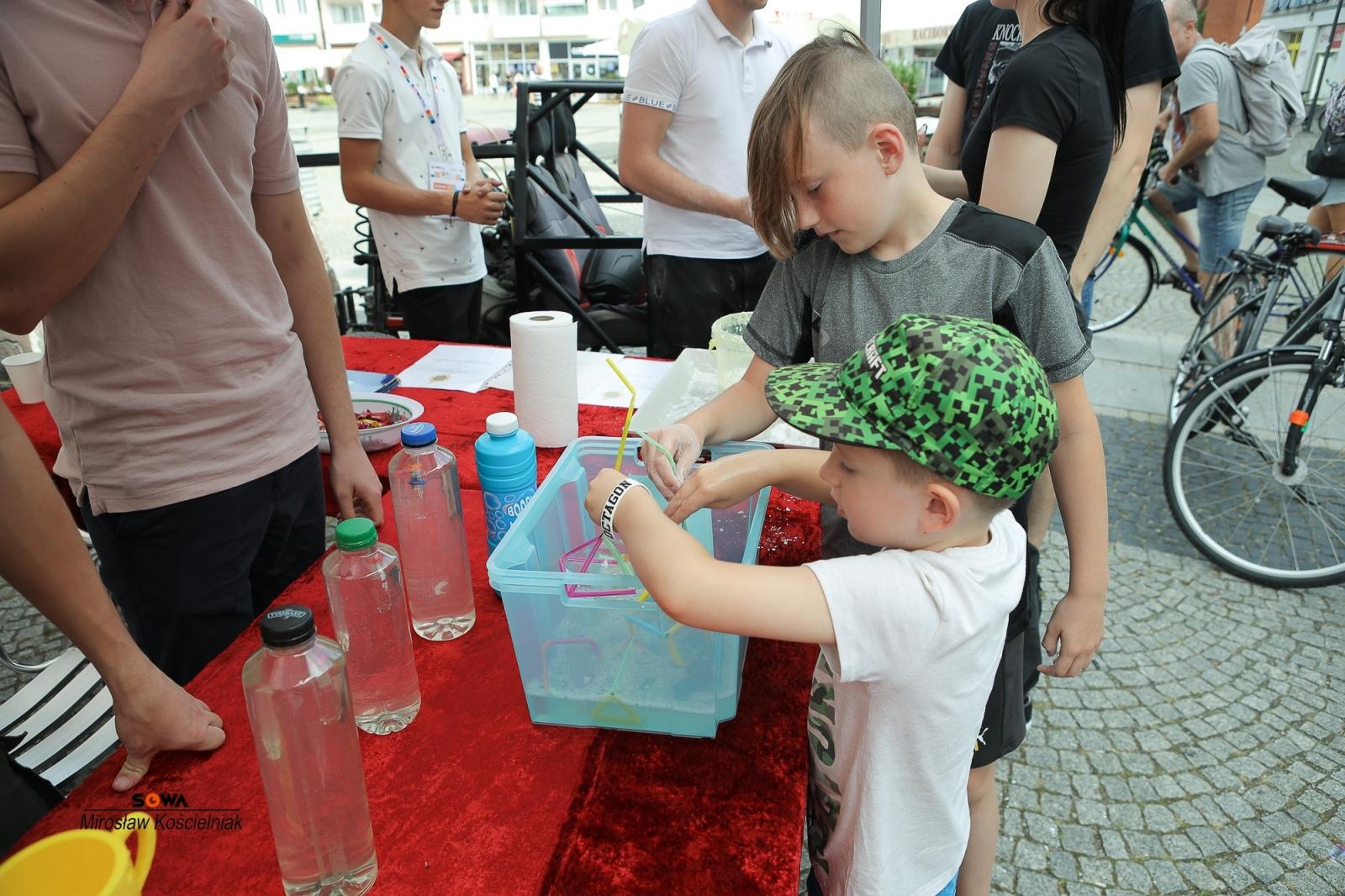 Zdjęcie w galerii na portalu naszraciborz.pl: Magia nauki na ulicy Długiej. IV Festiwal Odkrywców zachwycił Racibórz wiadomości z regionu