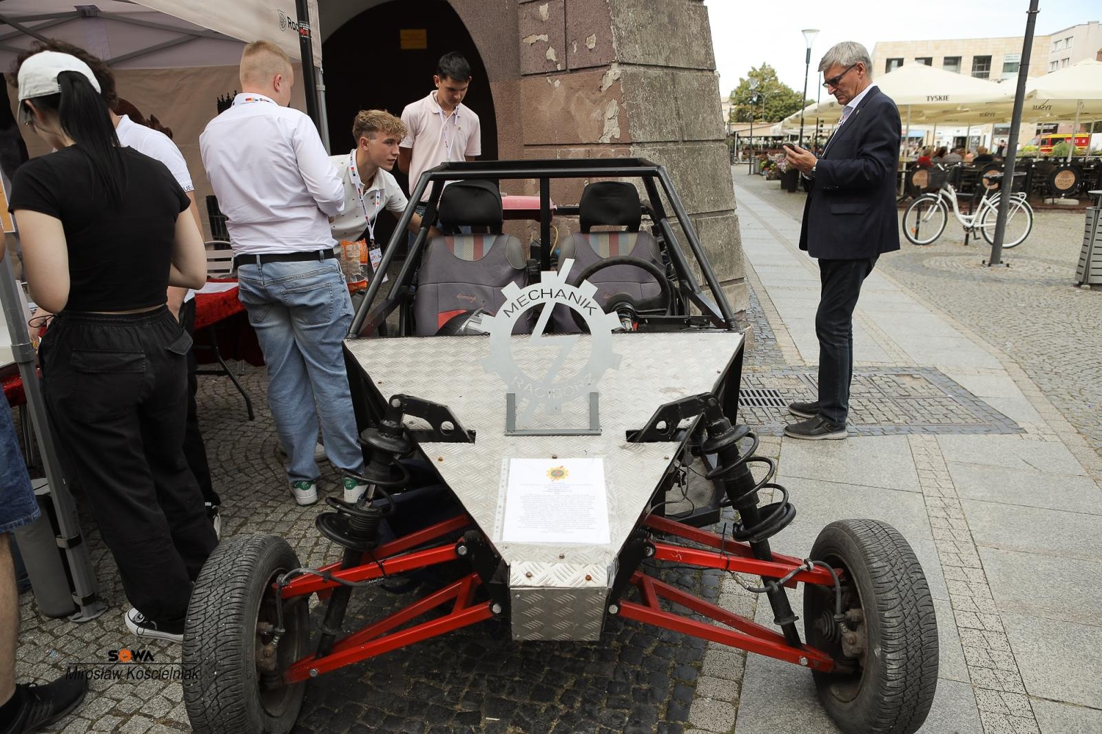 Zdjęcie w galerii na portalu naszraciborz.pl: Magia nauki na ulicy Długiej. IV Festiwal Odkrywców zachwycił Racibórz wiadomości z regionu