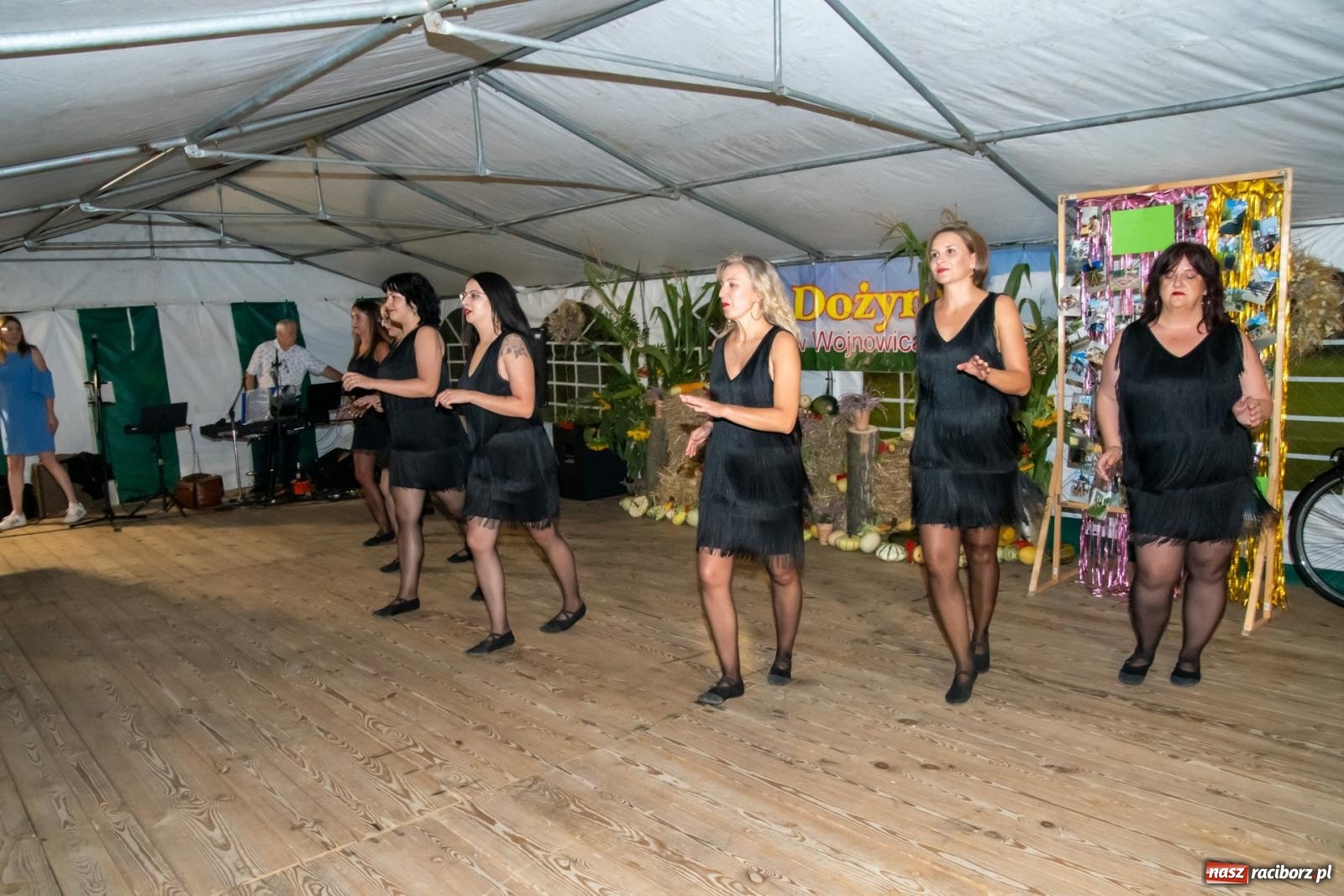 Zdjęcie w galerii na portalu naszraciborz.pl: Dożynki w Wojnowicach. Wieczór z Mamami ZygZak i Kabaretem Z Łapanki  [FOTO i WIDEO wiadomości z regionu