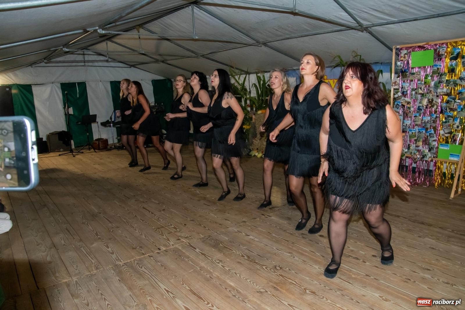 Zdjęcie w galerii na portalu naszraciborz.pl: Dożynki w Wojnowicach. Wieczór z Mamami ZygZak i Kabaretem Z Łapanki  [FOTO i WIDEO wiadomości z regionu