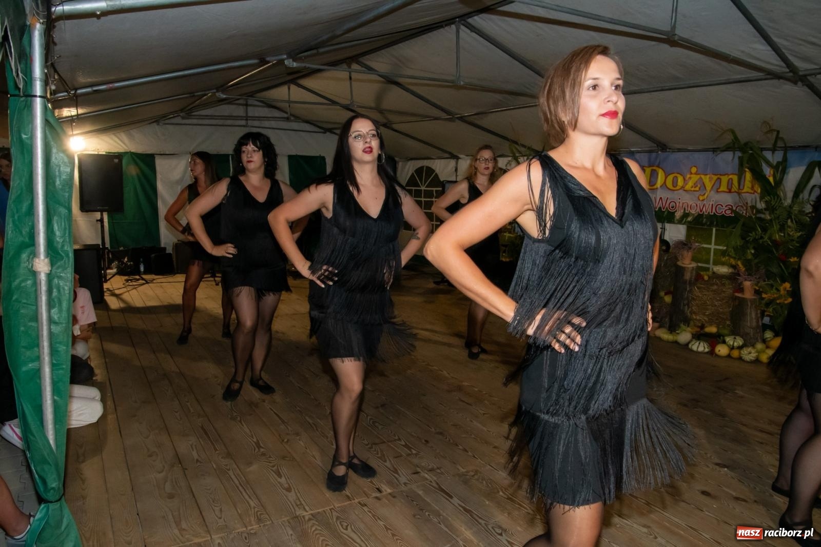 Zdjęcie w galerii na portalu naszraciborz.pl: Dożynki w Wojnowicach. Wieczór z Mamami ZygZak i Kabaretem Z Łapanki  [FOTO i WIDEO wiadomości z regionu