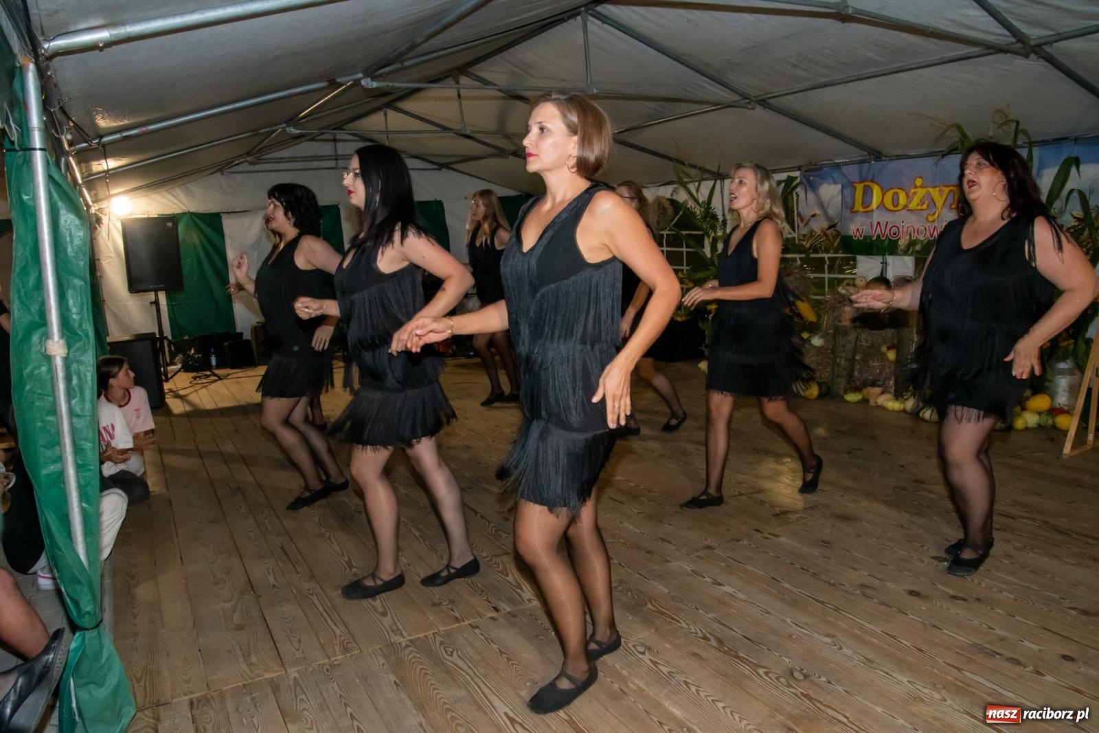 Zdjęcie w galerii na portalu naszraciborz.pl: Dożynki w Wojnowicach. Wieczór z Mamami ZygZak i Kabaretem Z Łapanki  [FOTO i WIDEO wiadomości z regionu