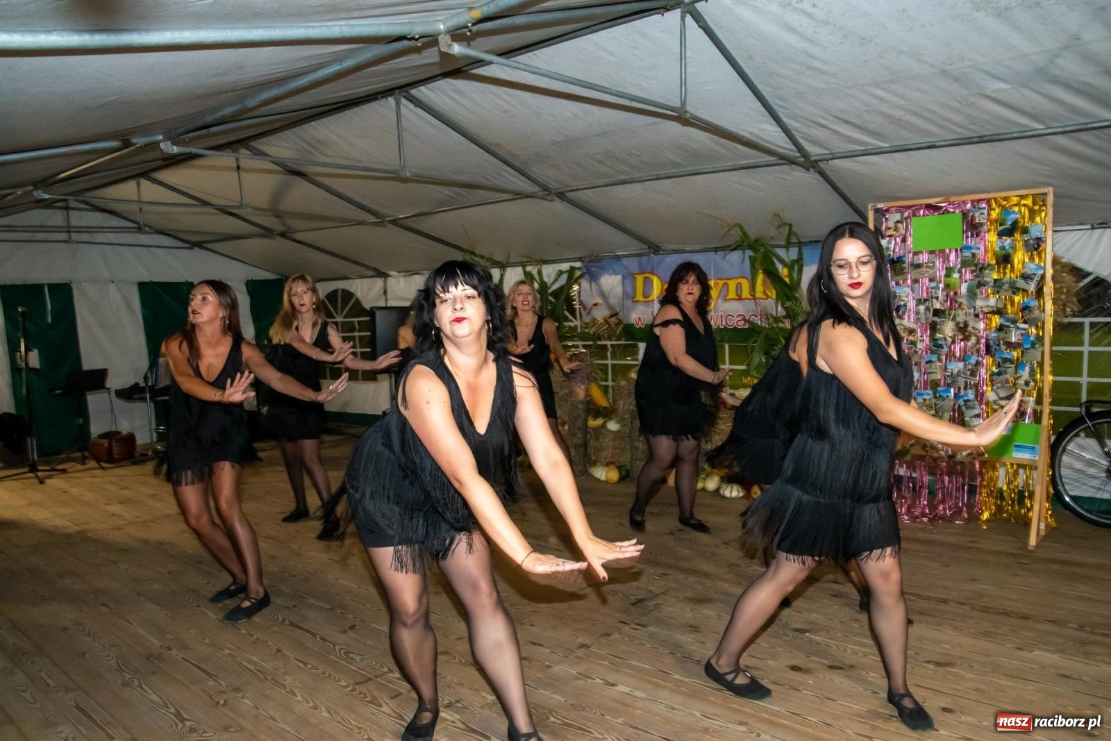 Zdjęcie w galerii na portalu naszraciborz.pl: Dożynki w Wojnowicach. Wieczór z Mamami ZygZak i Kabaretem Z Łapanki  [FOTO i WIDEO wiadomości z regionu