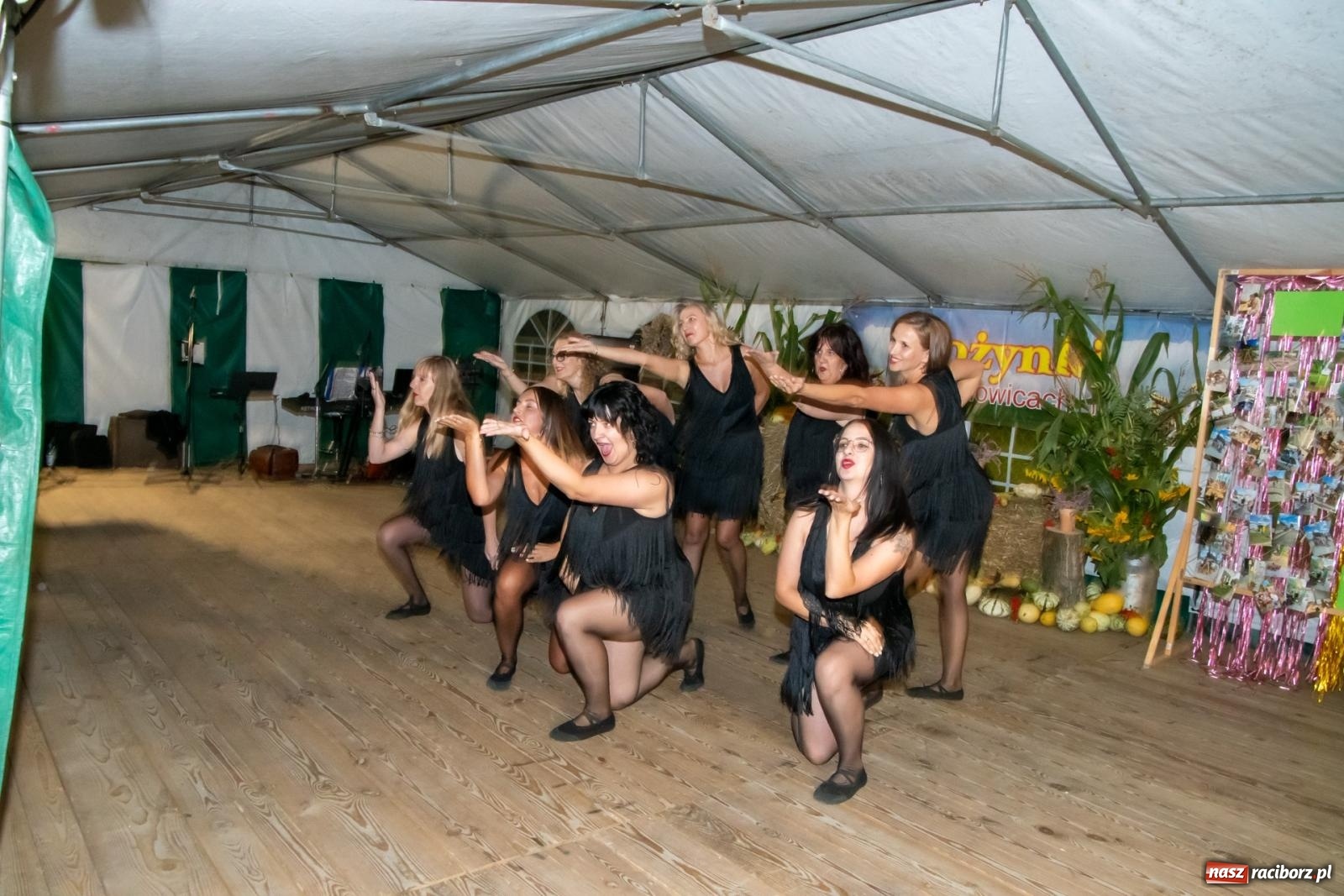 Zdjęcie w galerii na portalu naszraciborz.pl: Dożynki w Wojnowicach. Wieczór z Mamami ZygZak i Kabaretem Z Łapanki  [FOTO i WIDEO wiadomości z regionu