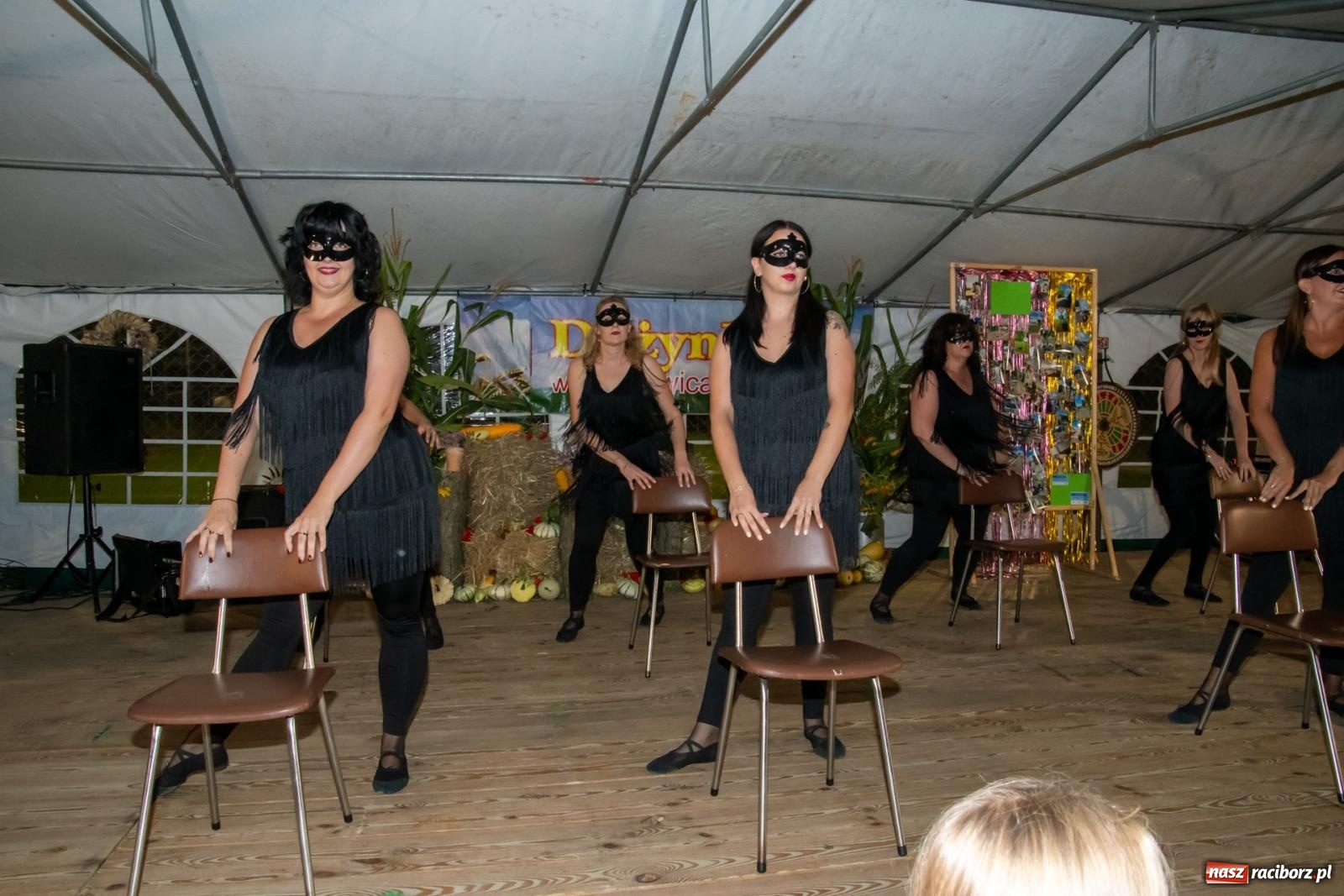 Zdjęcie w galerii na portalu naszraciborz.pl: Dożynki w Wojnowicach. Wieczór z Mamami ZygZak i Kabaretem Z Łapanki  [FOTO i WIDEO wiadomości z regionu