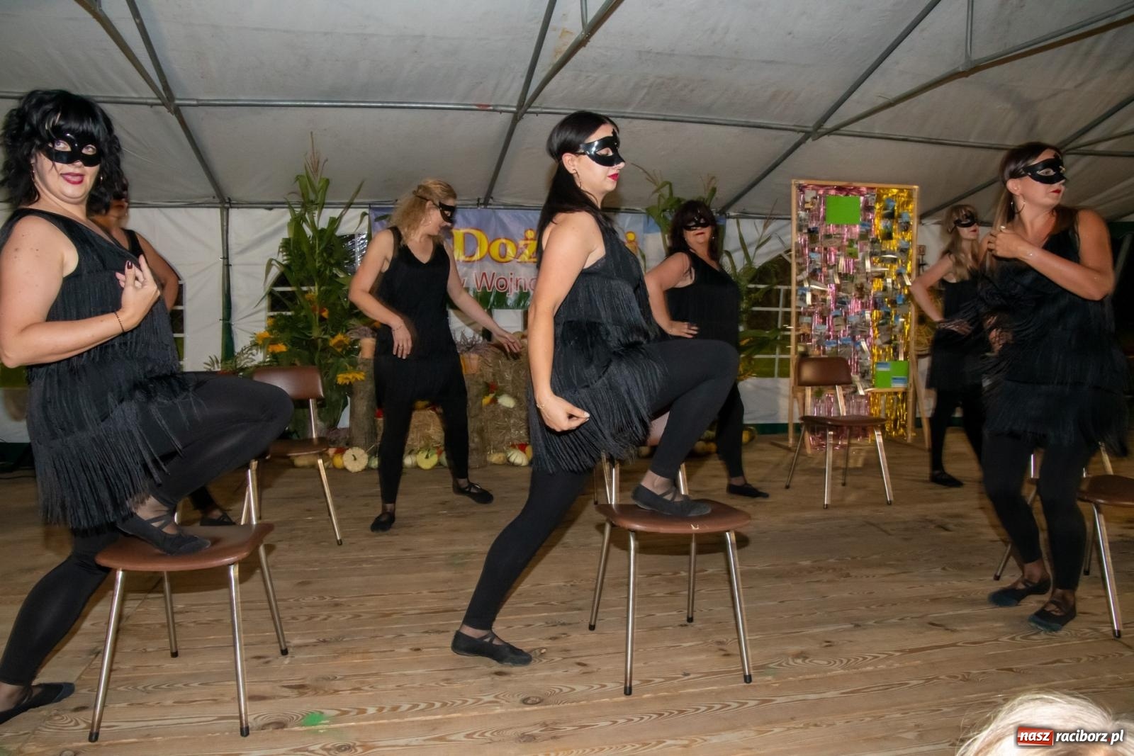 Zdjęcie w galerii na portalu naszraciborz.pl: Dożynki w Wojnowicach. Wieczór z Mamami ZygZak i Kabaretem Z Łapanki  [FOTO i WIDEO wiadomości z regionu