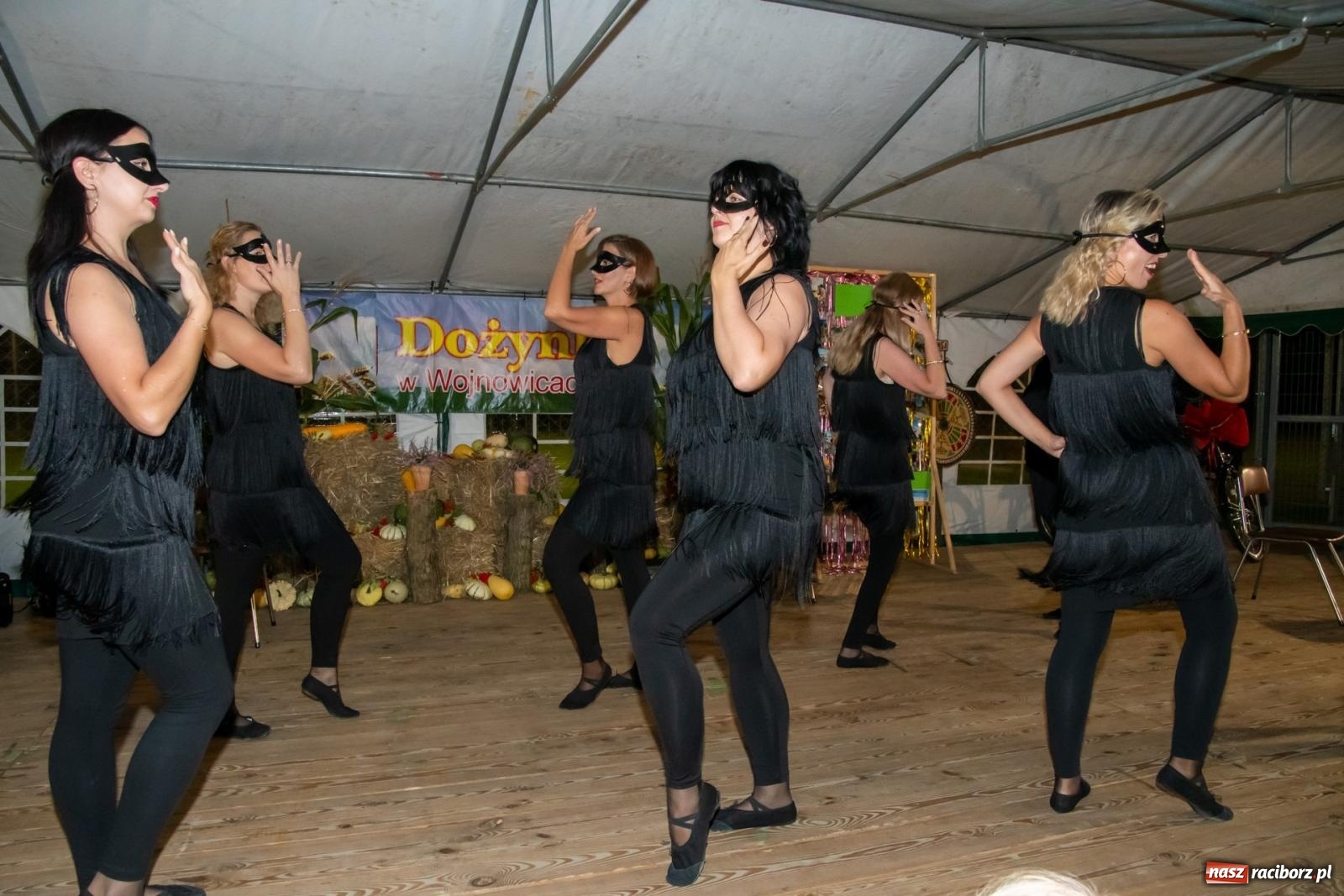 Zdjęcie w galerii na portalu naszraciborz.pl: Dożynki w Wojnowicach. Wieczór z Mamami ZygZak i Kabaretem Z Łapanki  [FOTO i WIDEO wiadomości z regionu