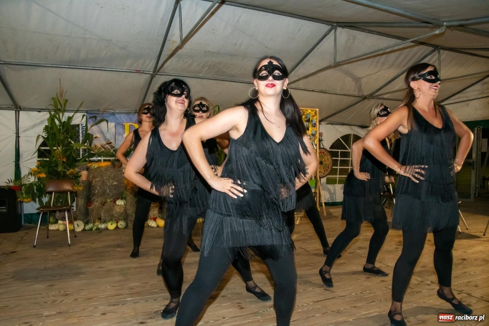 Zdjęcie w galerii na portalu naszraciborz.pl: Dożynki w Wojnowicach. Wieczór z Mamami ZygZak i Kabaretem Z Łapanki  [FOTO i WIDEO wiadomości z regionu