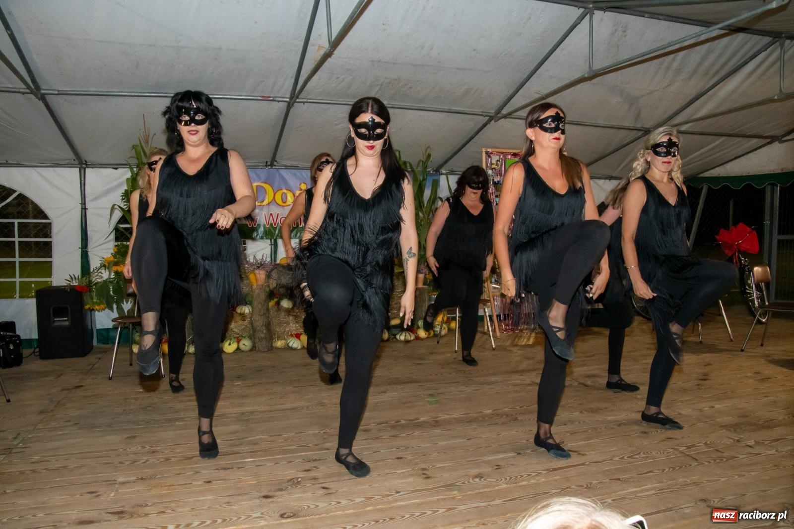 Zdjęcie w galerii na portalu naszraciborz.pl: Dożynki w Wojnowicach. Wieczór z Mamami ZygZak i Kabaretem Z Łapanki  [FOTO i WIDEO wiadomości z regionu