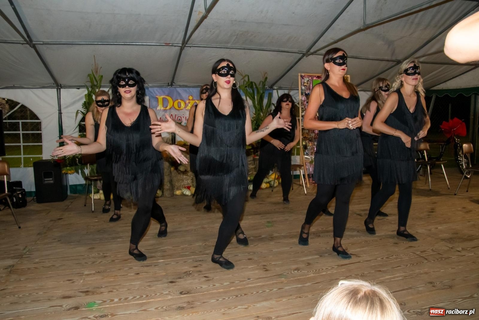 Zdjęcie w galerii na portalu naszraciborz.pl: Dożynki w Wojnowicach. Wieczór z Mamami ZygZak i Kabaretem Z Łapanki  [FOTO i WIDEO wiadomości z regionu