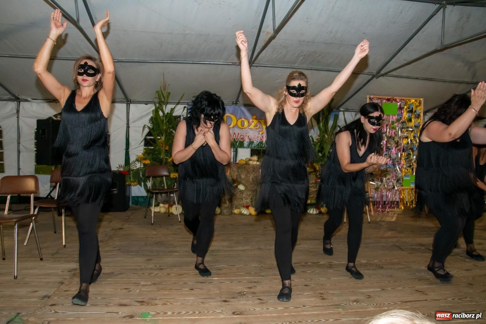 Zdjęcie w galerii na portalu naszraciborz.pl: Dożynki w Wojnowicach. Wieczór z Mamami ZygZak i Kabaretem Z Łapanki  [FOTO i WIDEO wiadomości z regionu