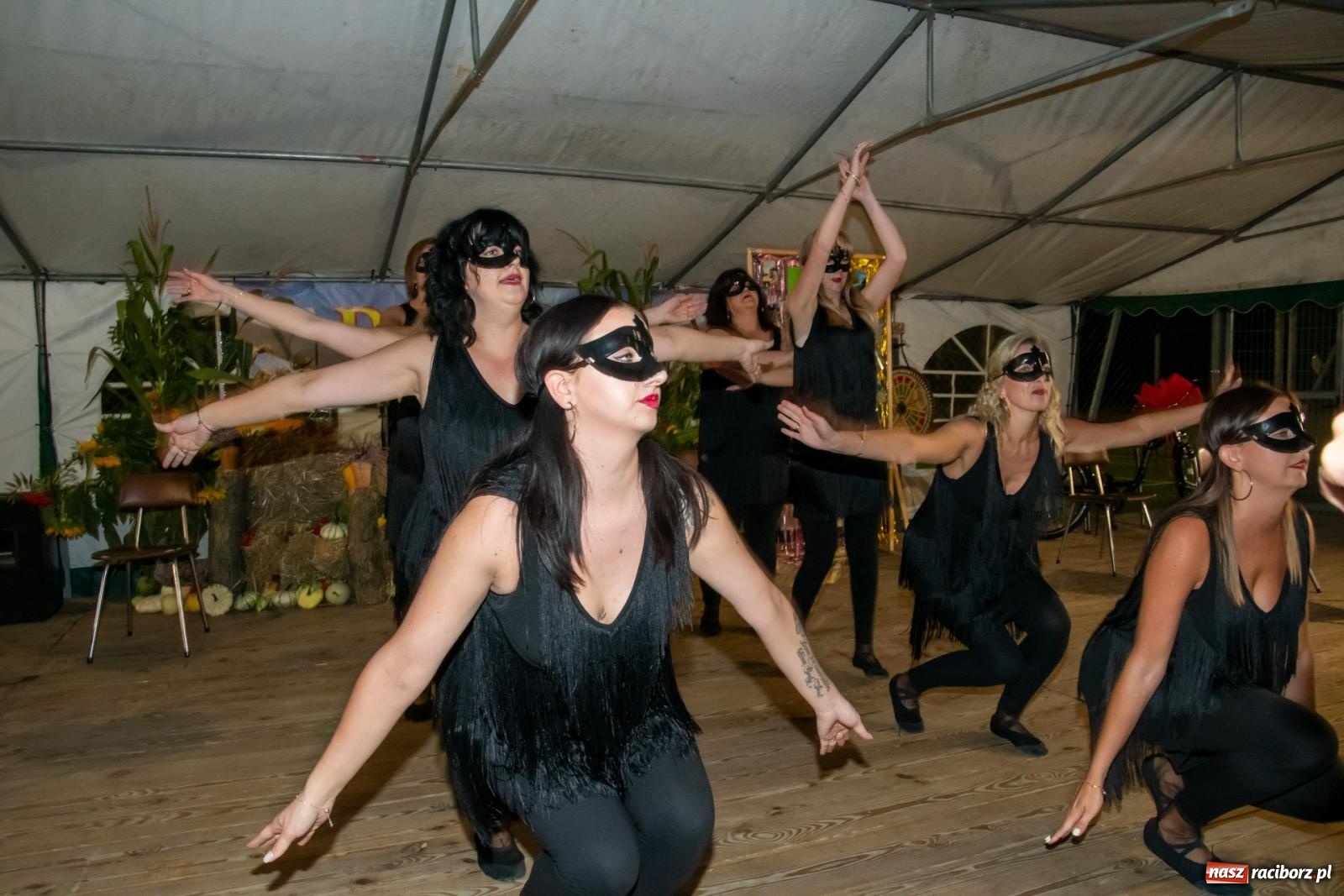 Zdjęcie w galerii na portalu naszraciborz.pl: Dożynki w Wojnowicach. Wieczór z Mamami ZygZak i Kabaretem Z Łapanki  [FOTO i WIDEO wiadomości z regionu