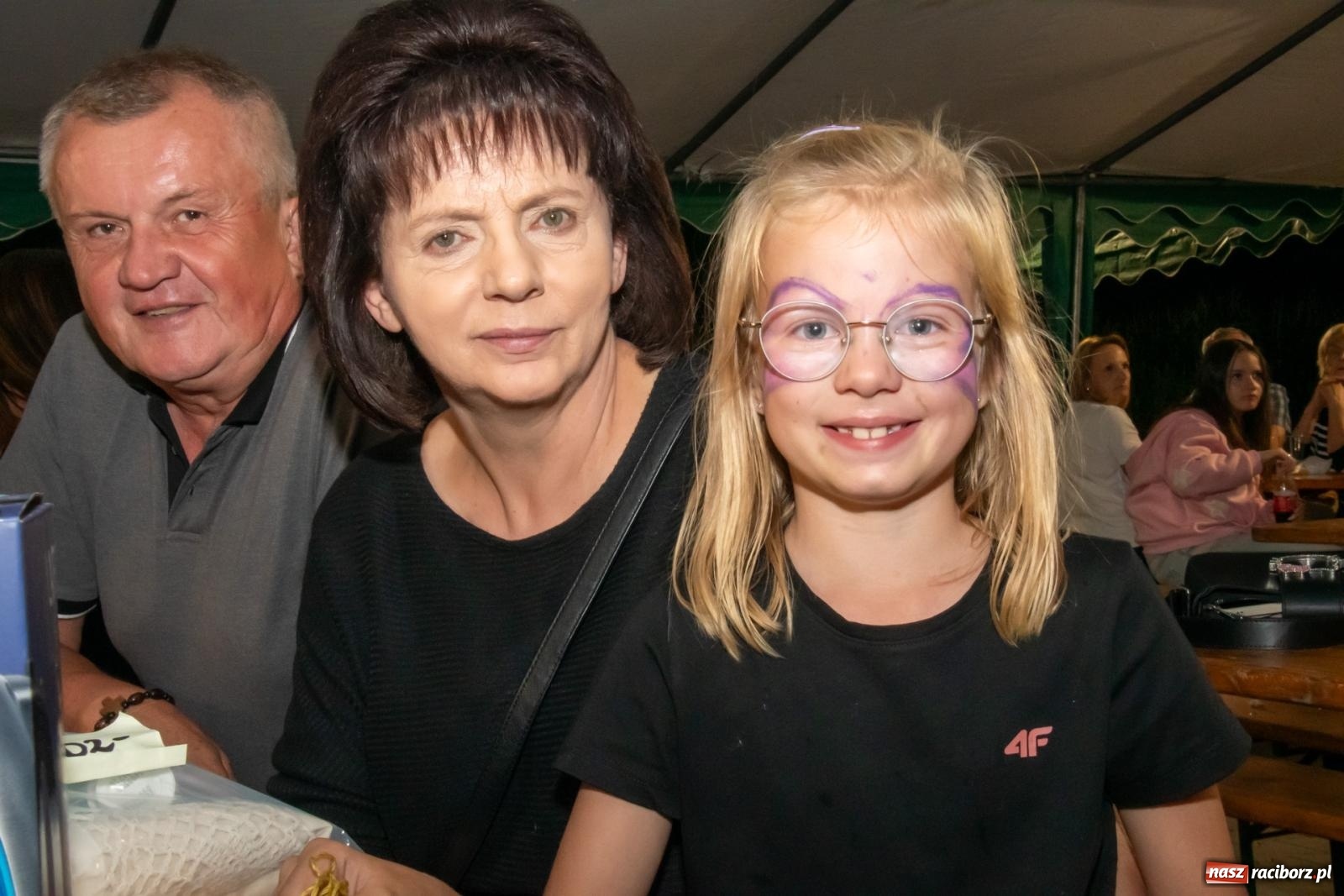 Zdjęcie w galerii na portalu naszraciborz.pl: Dożynki w Wojnowicach. Wieczór z Mamami ZygZak i Kabaretem Z Łapanki  [FOTO i WIDEO wiadomości z regionu
