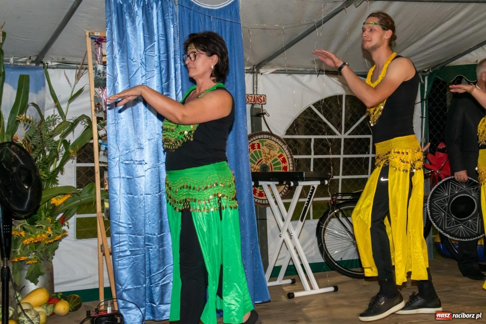 Zdjęcie w galerii na portalu naszraciborz.pl: Dożynki w Wojnowicach. Wieczór z Mamami ZygZak i Kabaretem Z Łapanki  [FOTO i WIDEO wiadomości z regionu