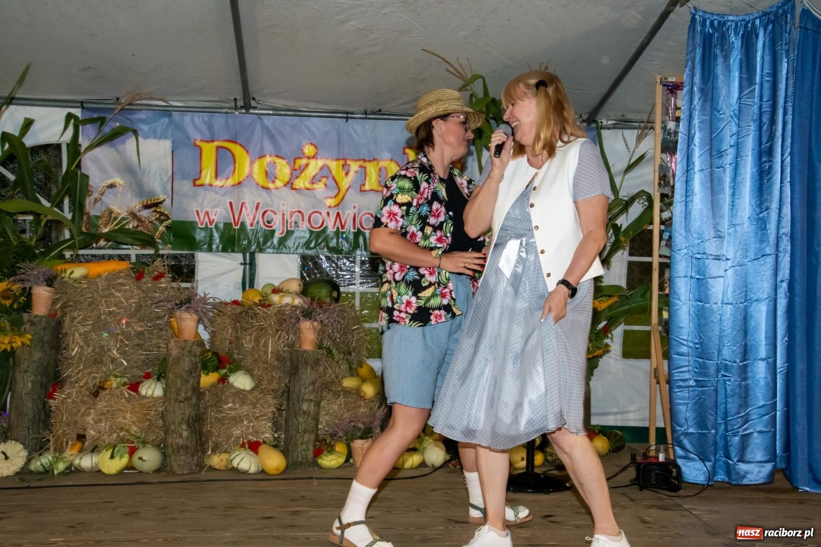 Zdjęcie w galerii na portalu naszraciborz.pl: Dożynki w Wojnowicach. Wieczór z Mamami ZygZak i Kabaretem Z Łapanki  [FOTO i WIDEO wiadomości z regionu