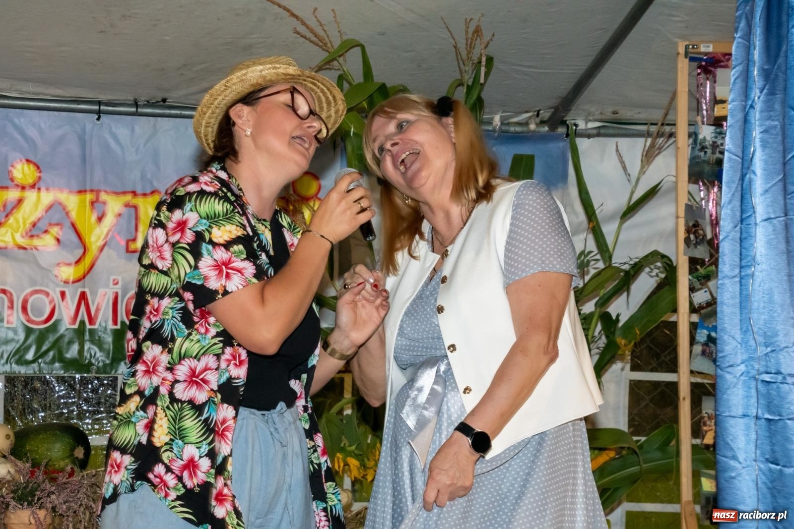 Zdjęcie w galerii na portalu naszraciborz.pl: Dożynki w Wojnowicach. Wieczór z Mamami ZygZak i Kabaretem Z Łapanki  [FOTO i WIDEO wiadomości z regionu