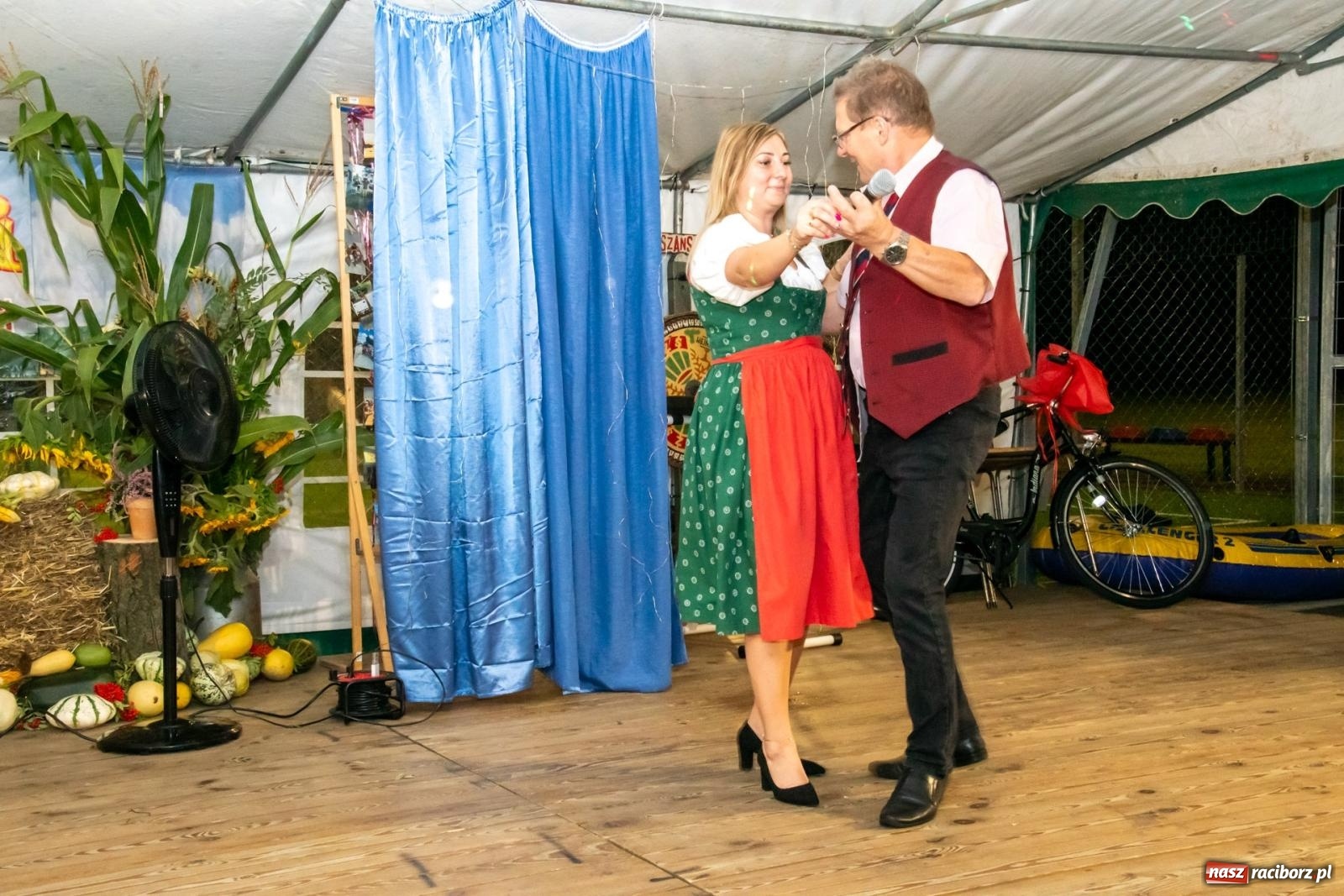Zdjęcie w galerii na portalu naszraciborz.pl: Dożynki w Wojnowicach. Wieczór z Mamami ZygZak i Kabaretem Z Łapanki  [FOTO i WIDEO wiadomości z regionu