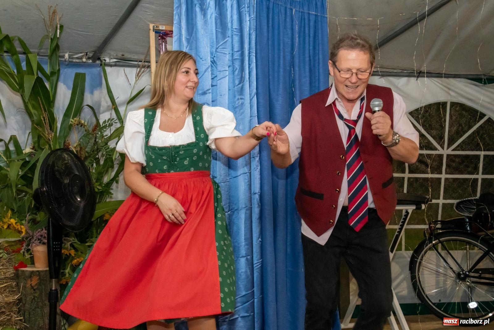 Zdjęcie w galerii na portalu naszraciborz.pl: Dożynki w Wojnowicach. Wieczór z Mamami ZygZak i Kabaretem Z Łapanki  [FOTO i WIDEO wiadomości z regionu