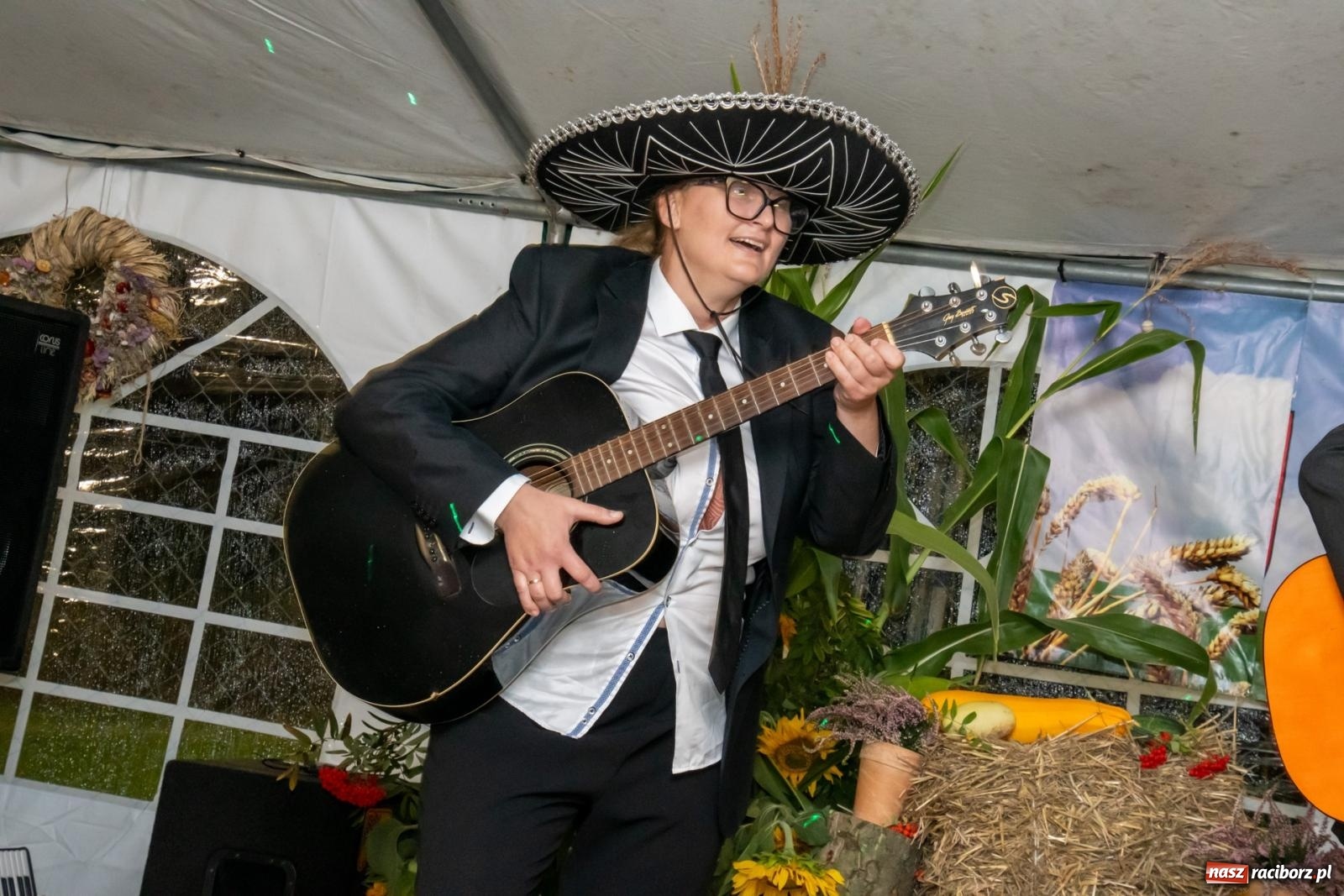 Zdjęcie w galerii na portalu naszraciborz.pl: Dożynki w Wojnowicach. Wieczór z Mamami ZygZak i Kabaretem Z Łapanki  [FOTO i WIDEO wiadomości z regionu