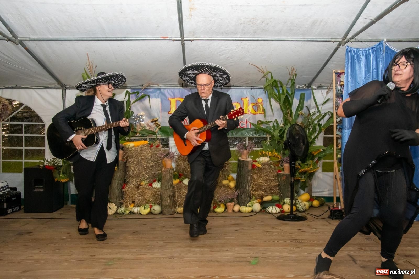 Zdjęcie w galerii na portalu naszraciborz.pl: Dożynki w Wojnowicach. Wieczór z Mamami ZygZak i Kabaretem Z Łapanki  [FOTO i WIDEO wiadomości z regionu