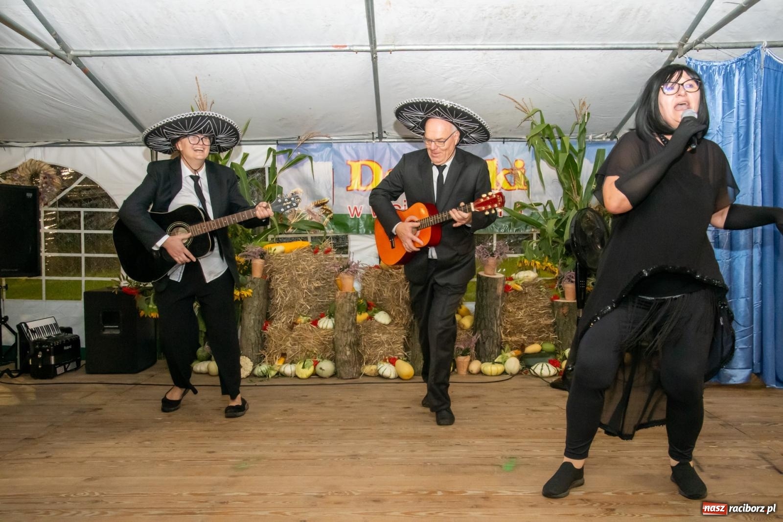 Zdjęcie w galerii na portalu naszraciborz.pl: Dożynki w Wojnowicach. Wieczór z Mamami ZygZak i Kabaretem Z Łapanki  [FOTO i WIDEO wiadomości z regionu